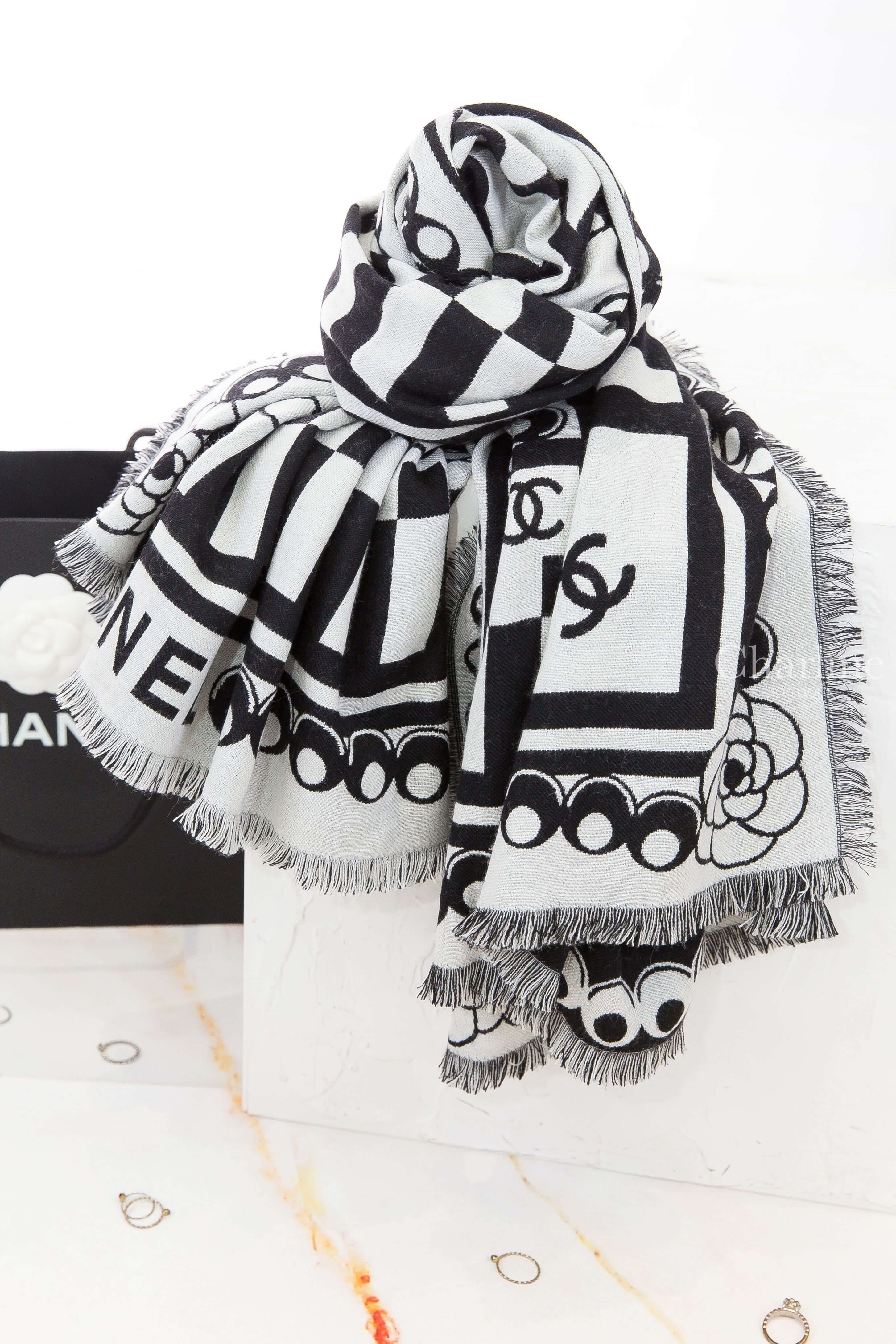 Chanel Scarf 白底黑字不規則黑CC珍珠線條黑色山茶花羊毛混喀什米爾流蘇披肩