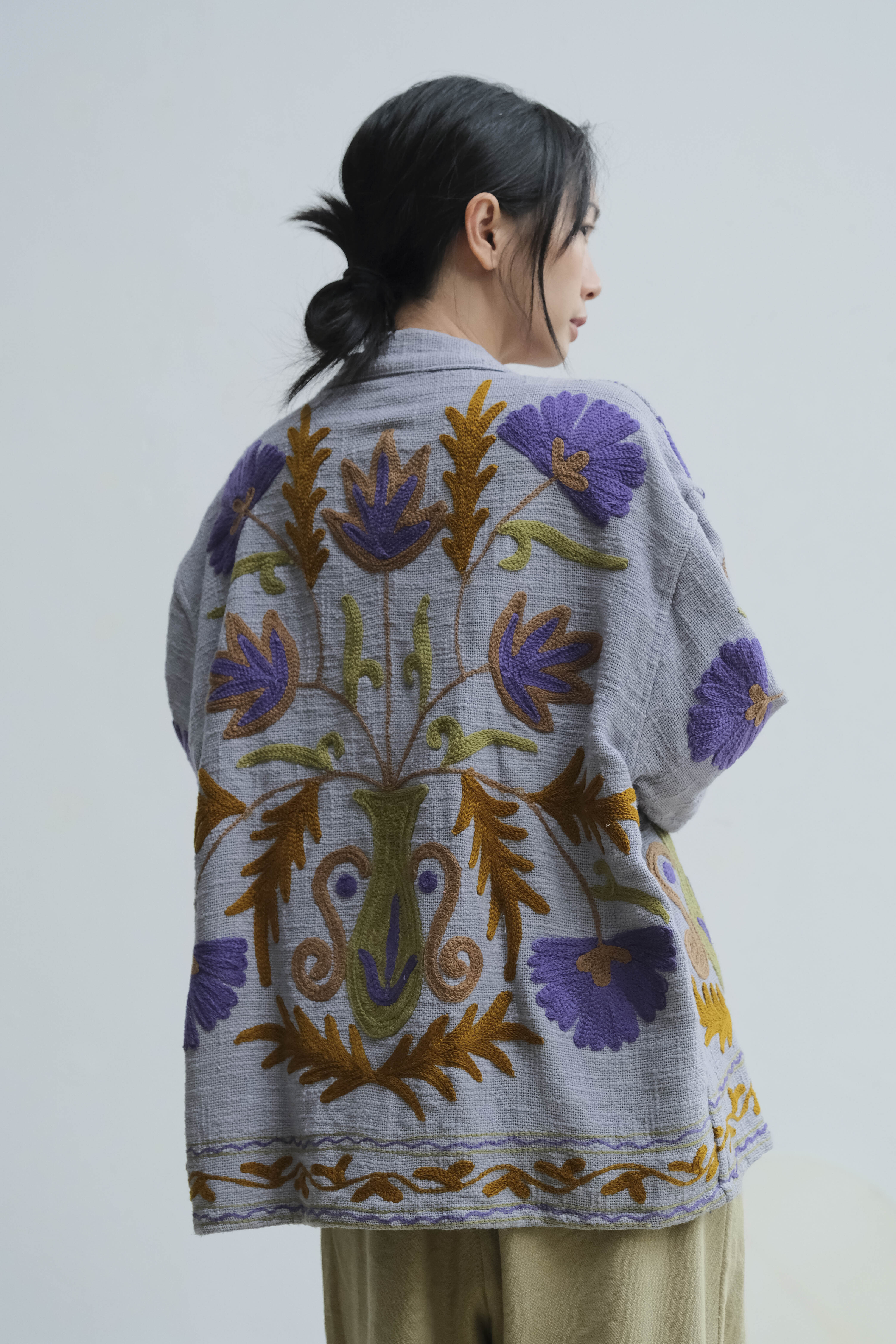 蘇札尼刺繡開襟衫 灰紫棉麻