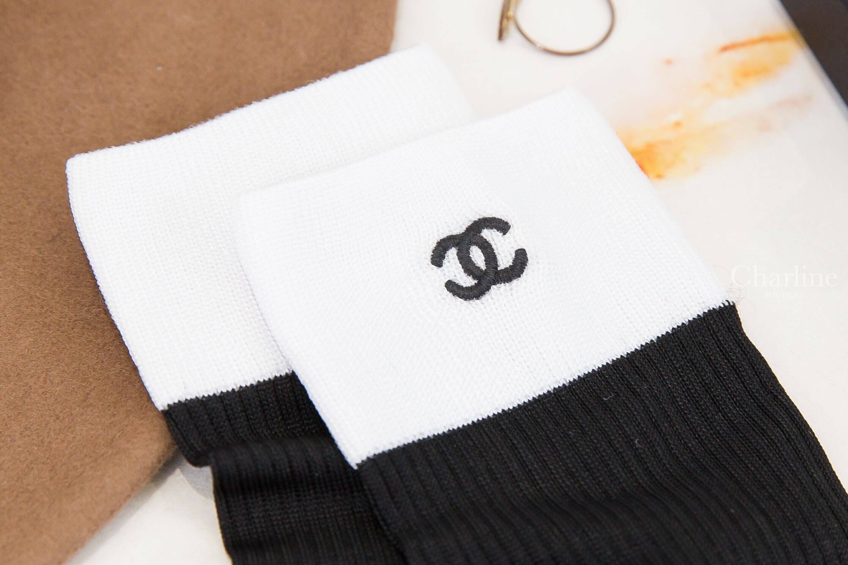 Chanel Socks 黑色拼白色刺繡黑CC混合纖維襪子
