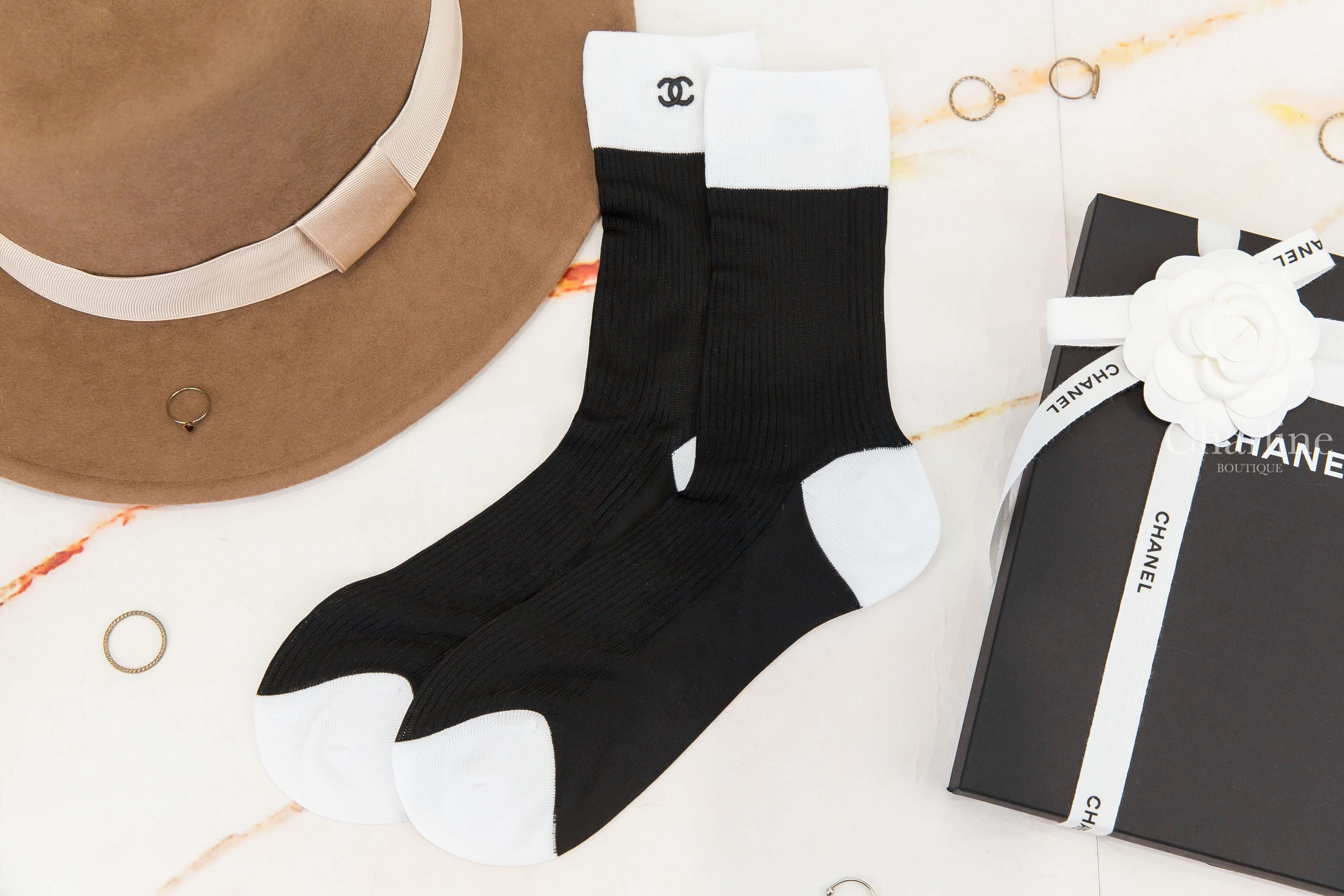 Chanel Socks 黑色拼白色刺繡黑CC混合纖維襪子-Charline Boutique 精品代購