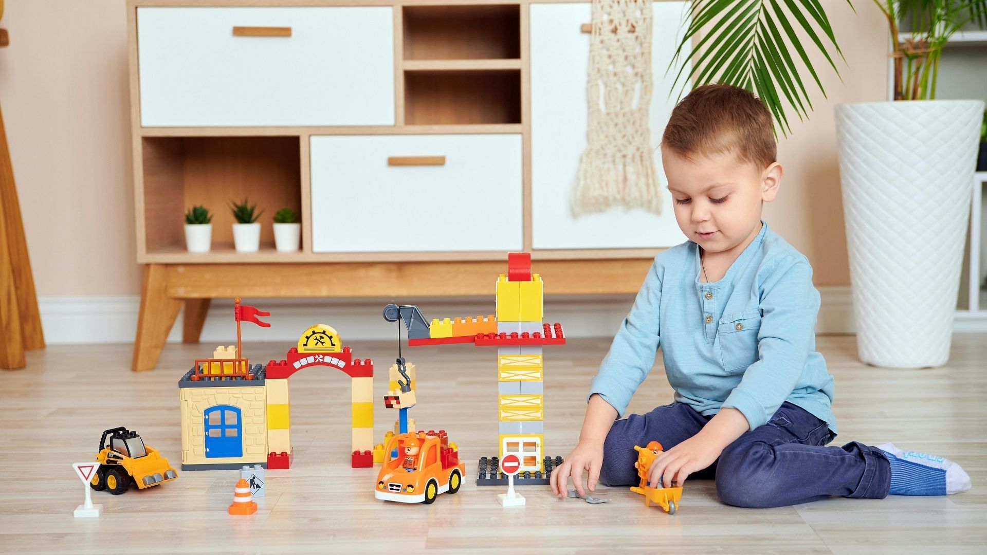 孩子用積木搭橋