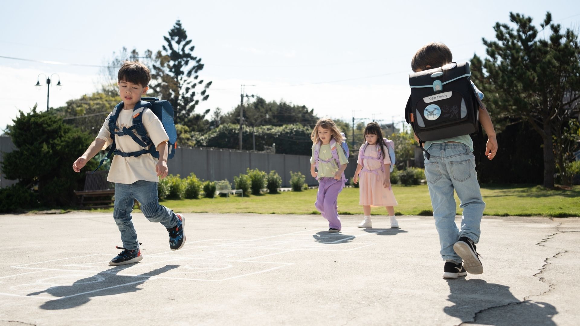 一群孩子在跳格子