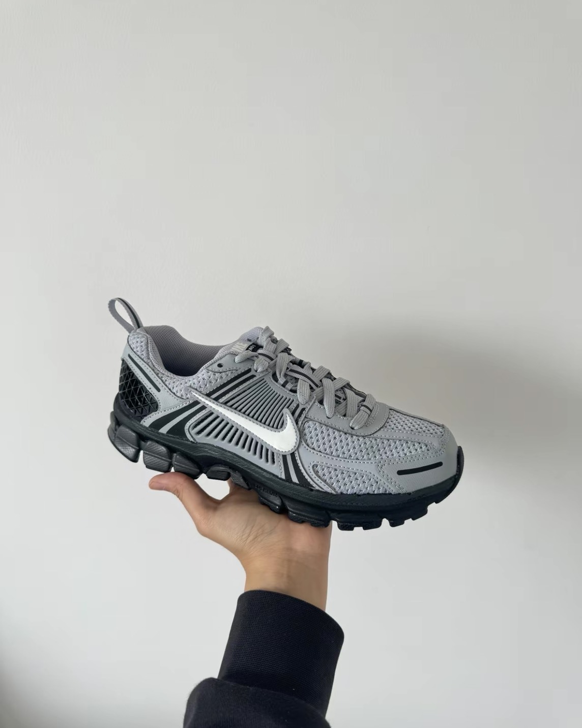 【預購】NIKE VOMERO 5 GS 灰色 HV6421001