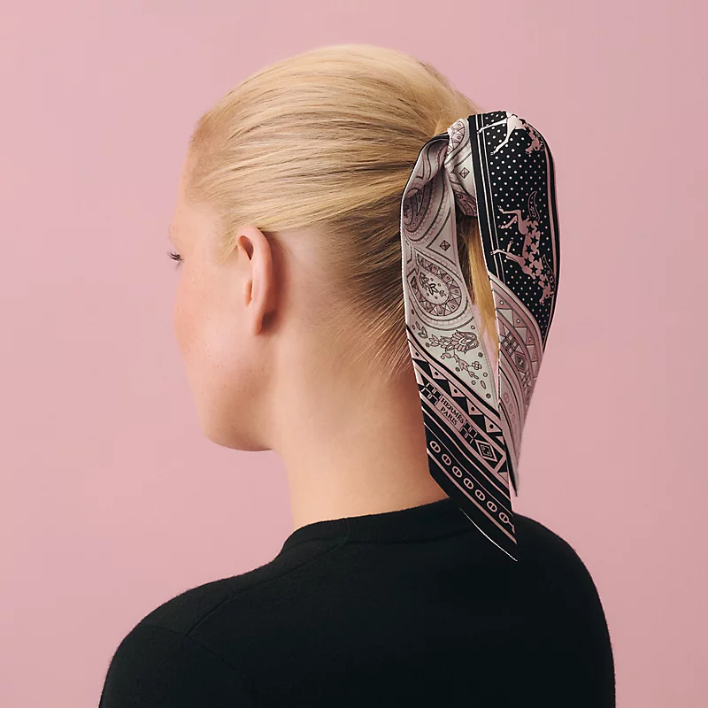 HERMES Cheval de Coeur Bandana Twilly noir / blanc / vieux rose