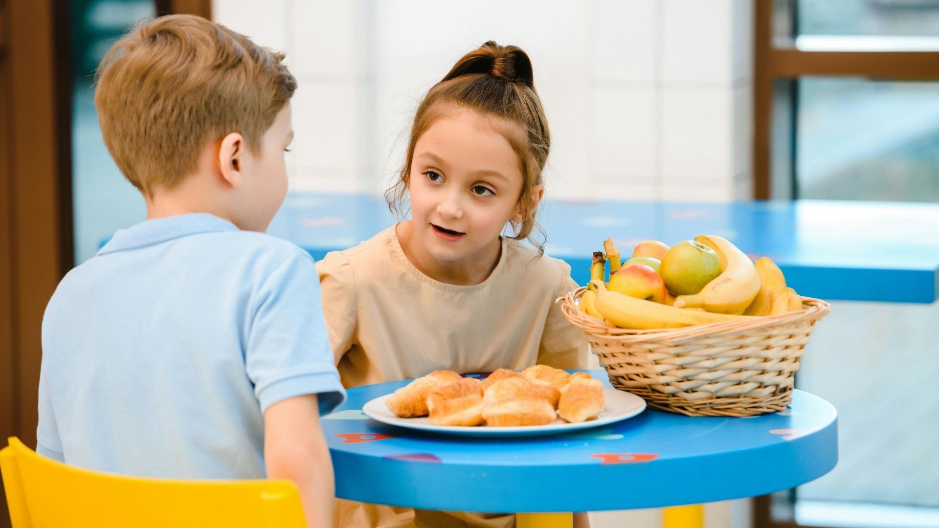兩個孩子坐著在聊天