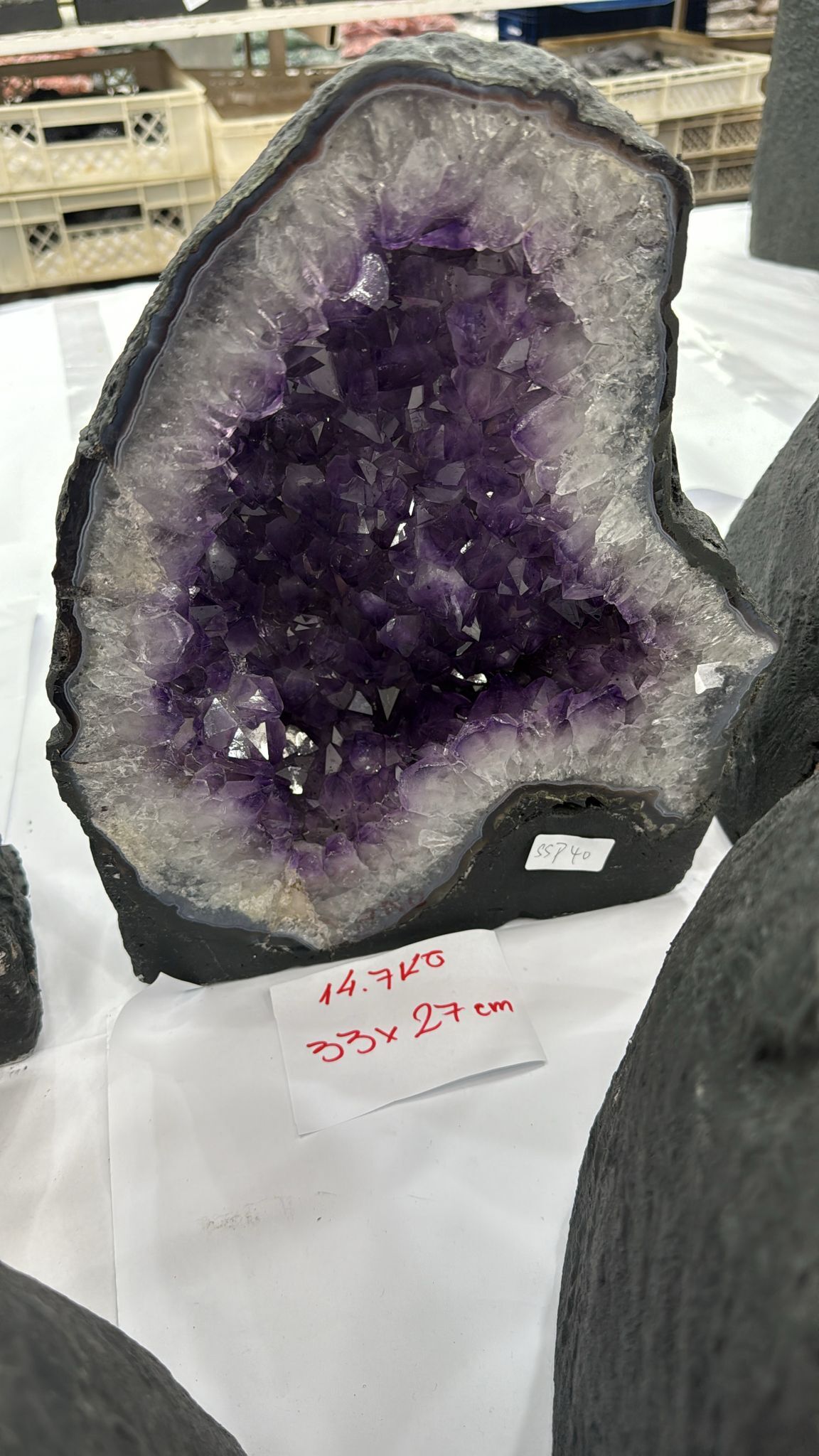 WH174 水晶洞 SSP40 約 33x27 cm 約 14.7 kg