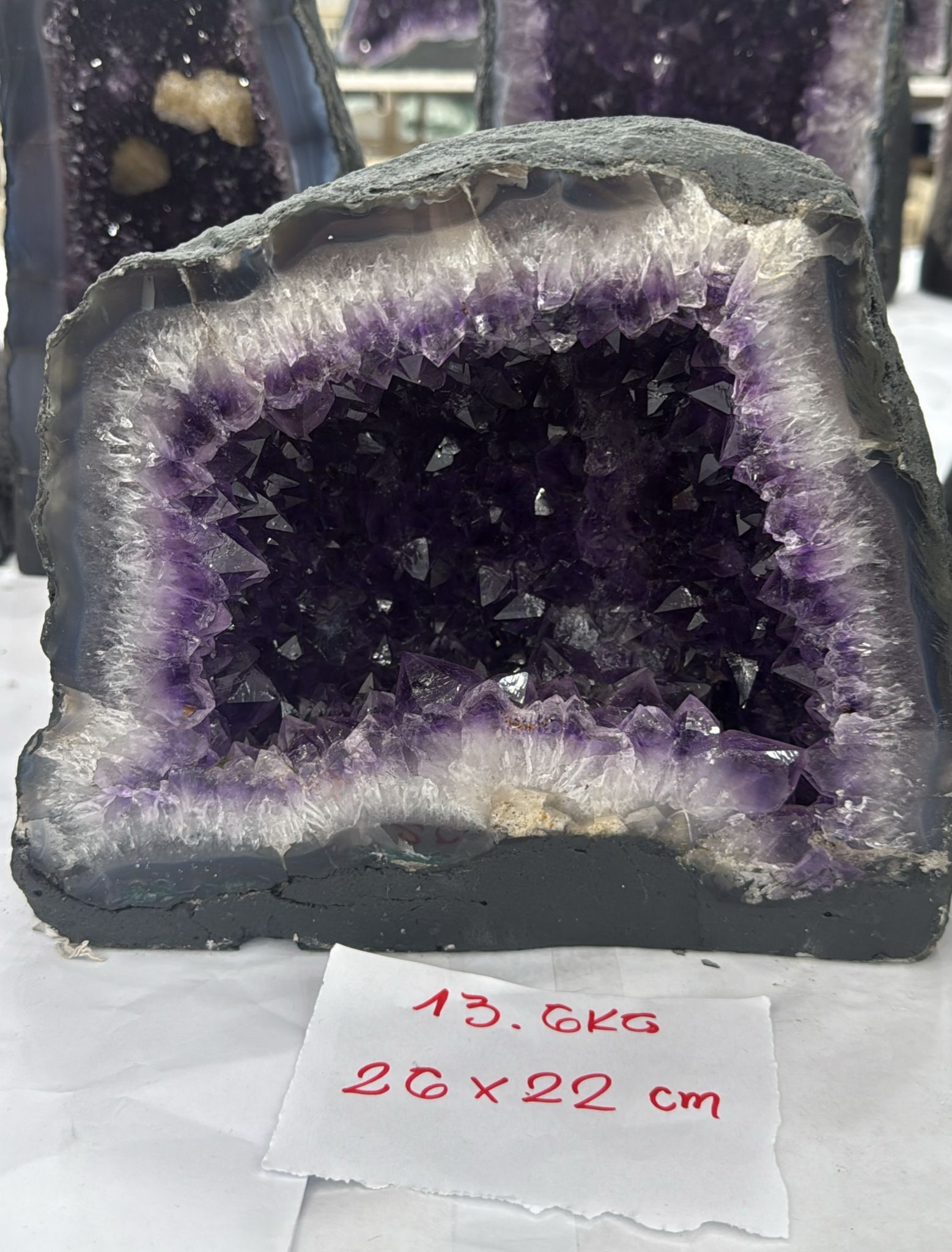 WH167 水晶洞 SSP35 約 26x22 cm 約 13.6 kg