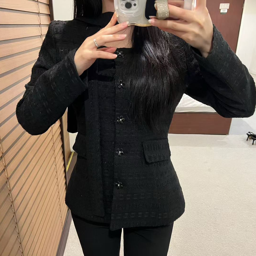 小花排釦造型方領織紋感收腰小香外套 / 2色