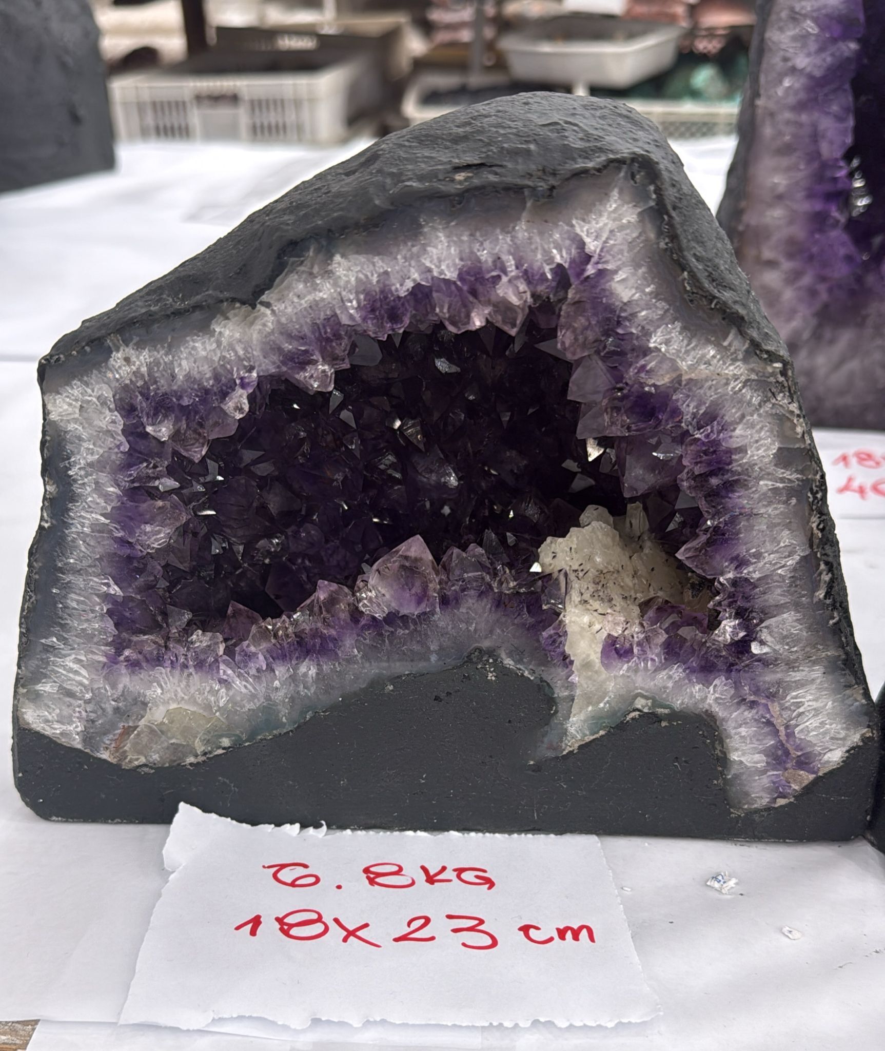 WH163 水晶洞 SSP31 約 18x23 cm 約 6.8 kg