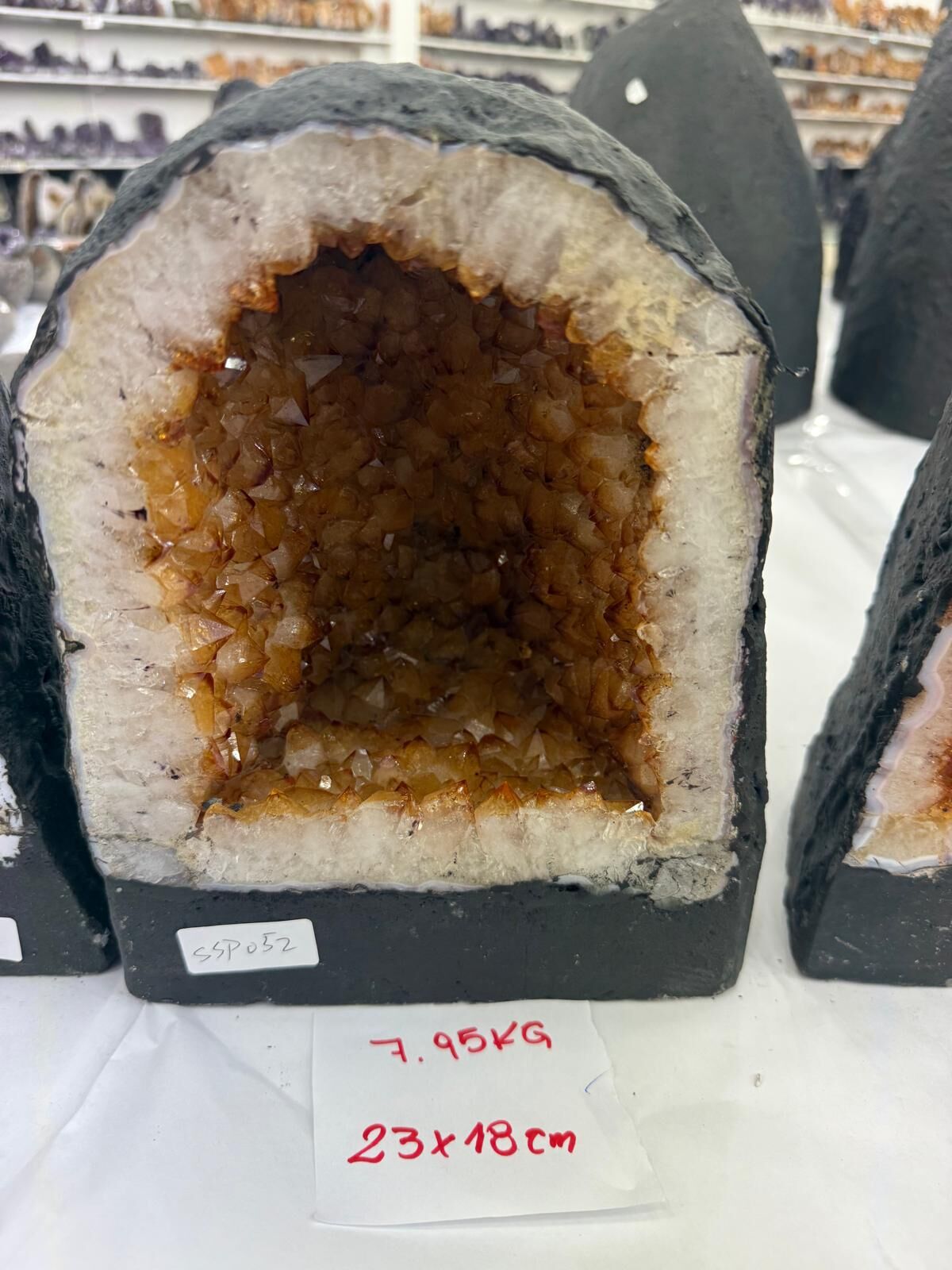 WH149 水晶洞 SSP052 約 23x18 cm 約 7.95 kg