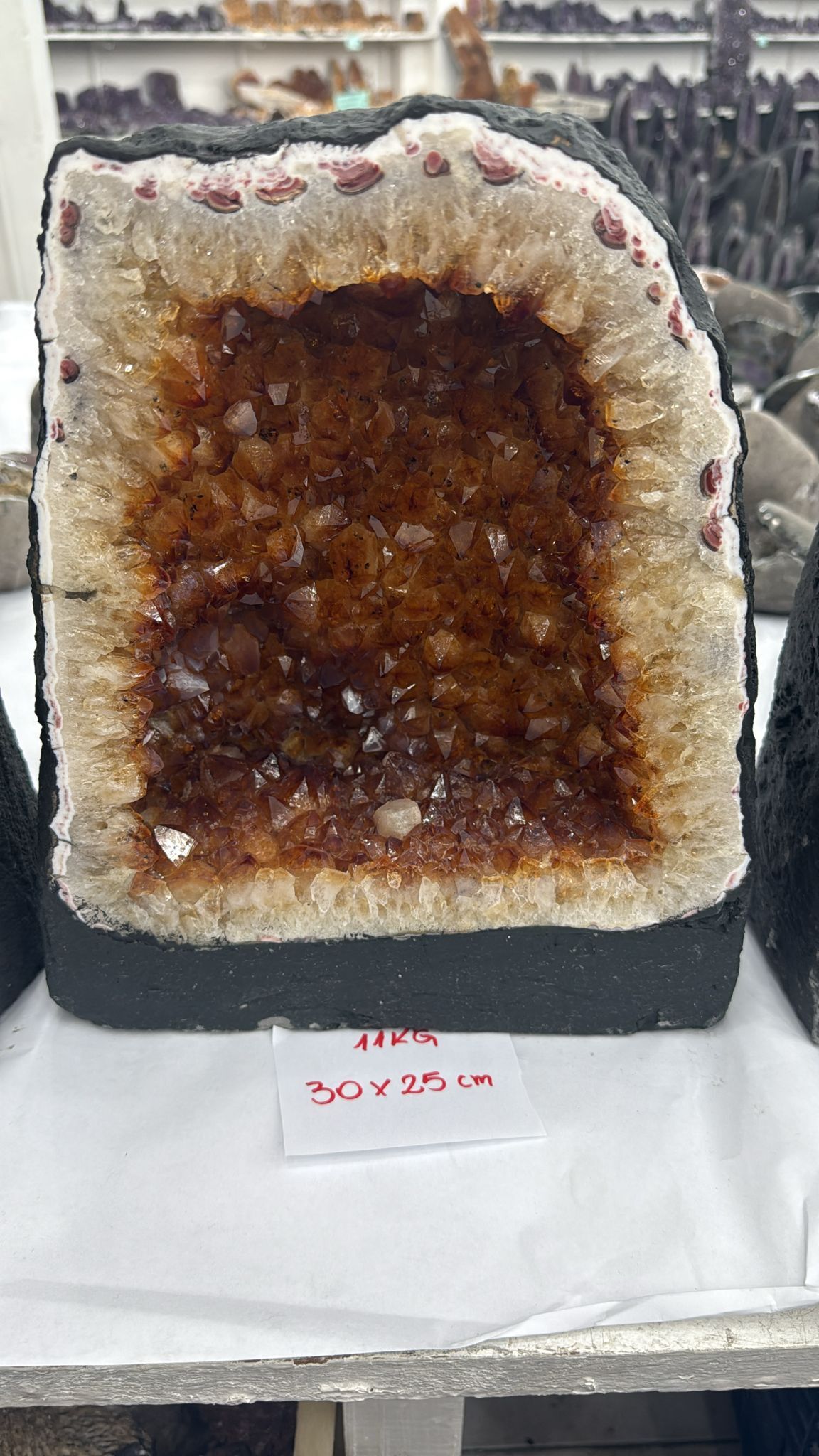 WH147 水晶洞 SSP30 約 30x25 cm 約 11 kg