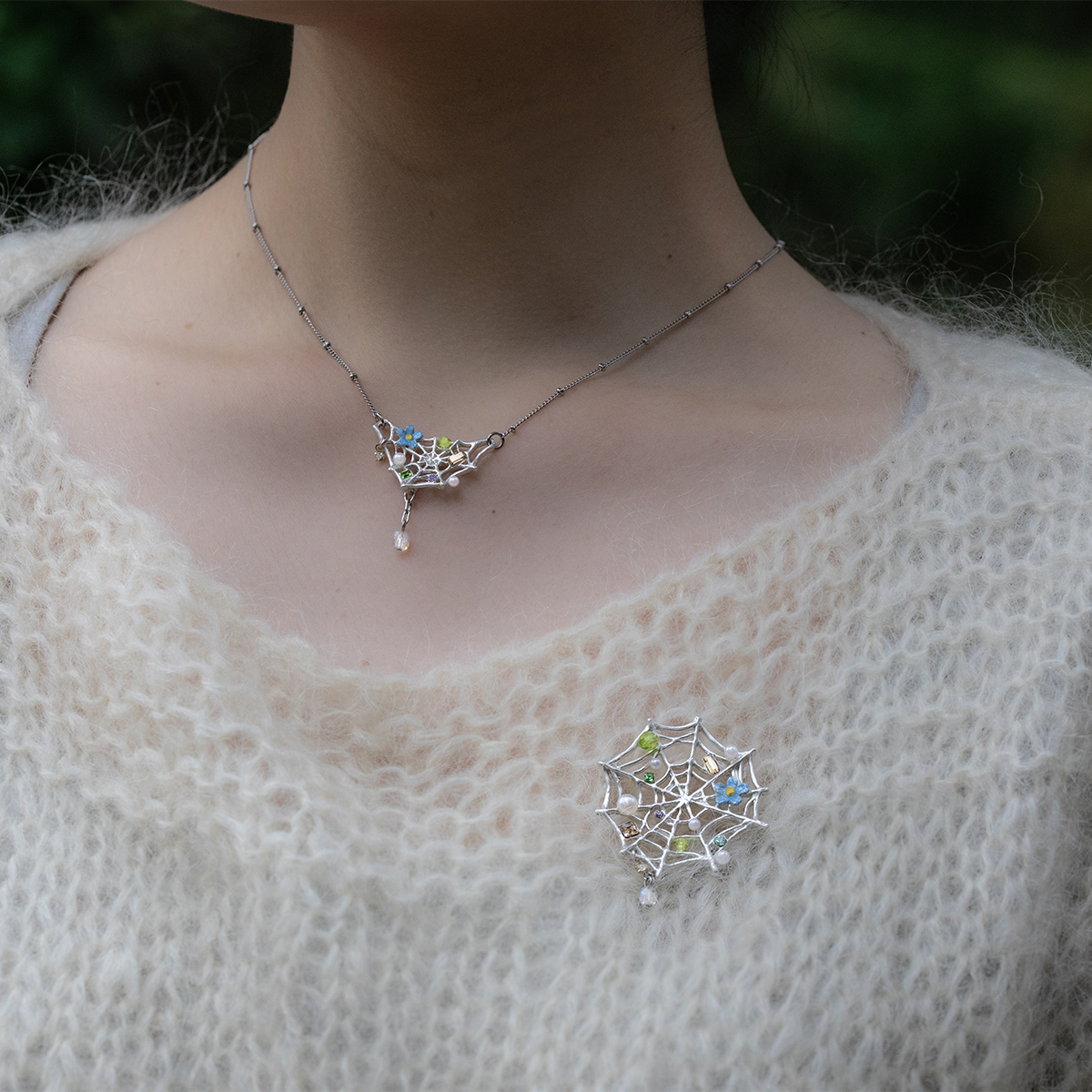 花與水滴懸掛於蜘蛛網頸鏈/胸針