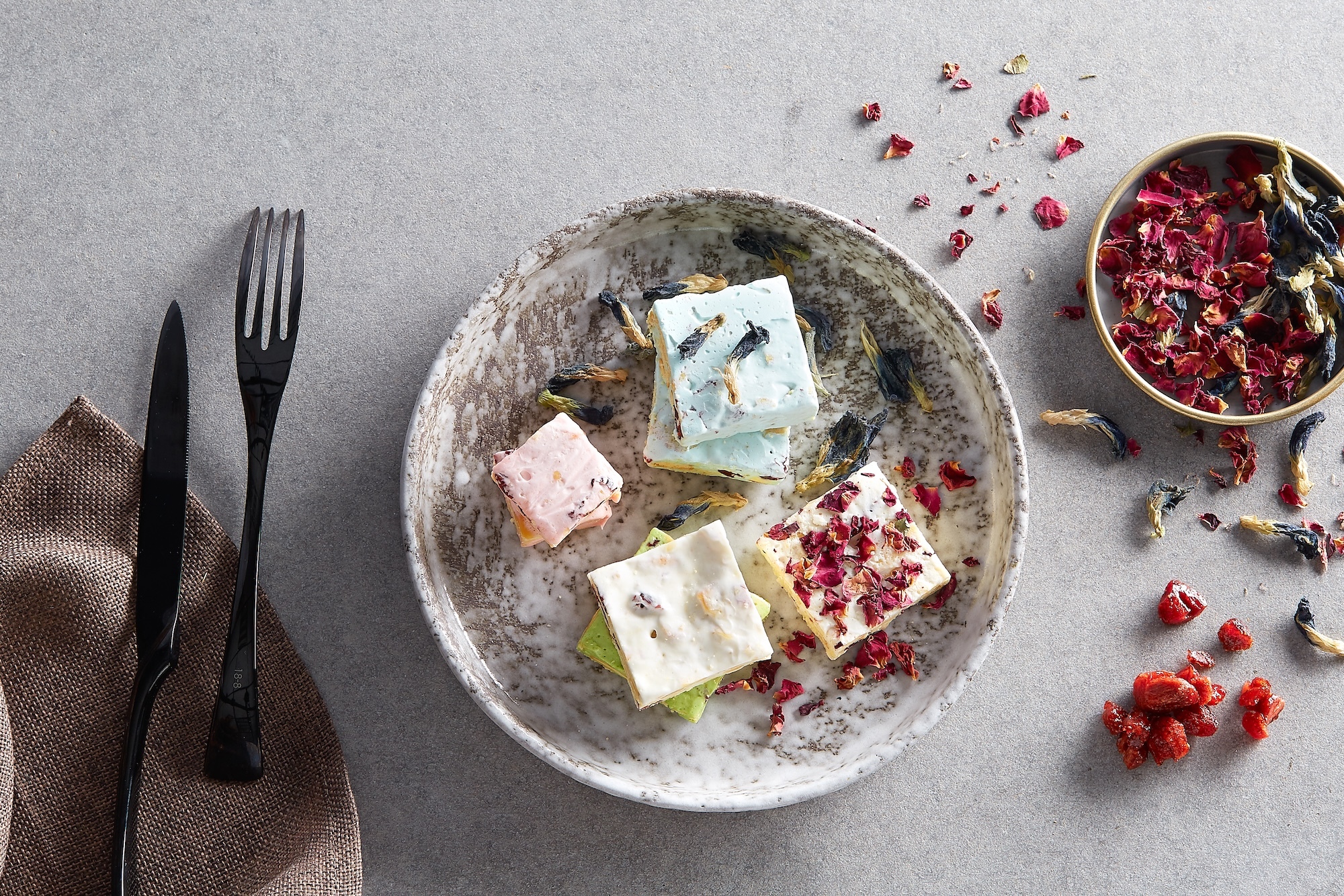 精緻下午茶伴手禮推薦:盤裝手工雪花餅配上乾燥花瓣點綴,展現職人烘焙質感