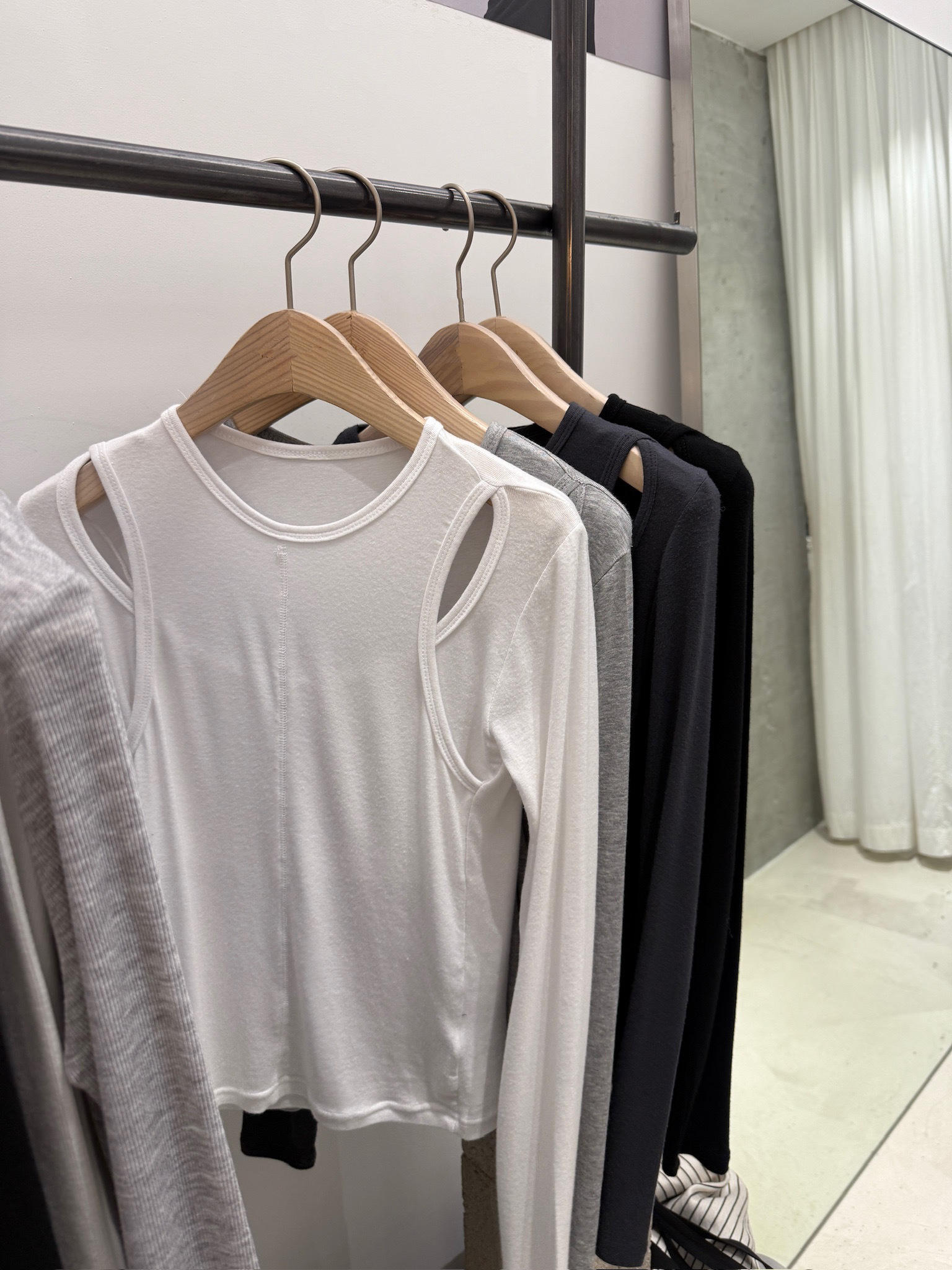 C08-推薦款！挖肩上衣(4色)