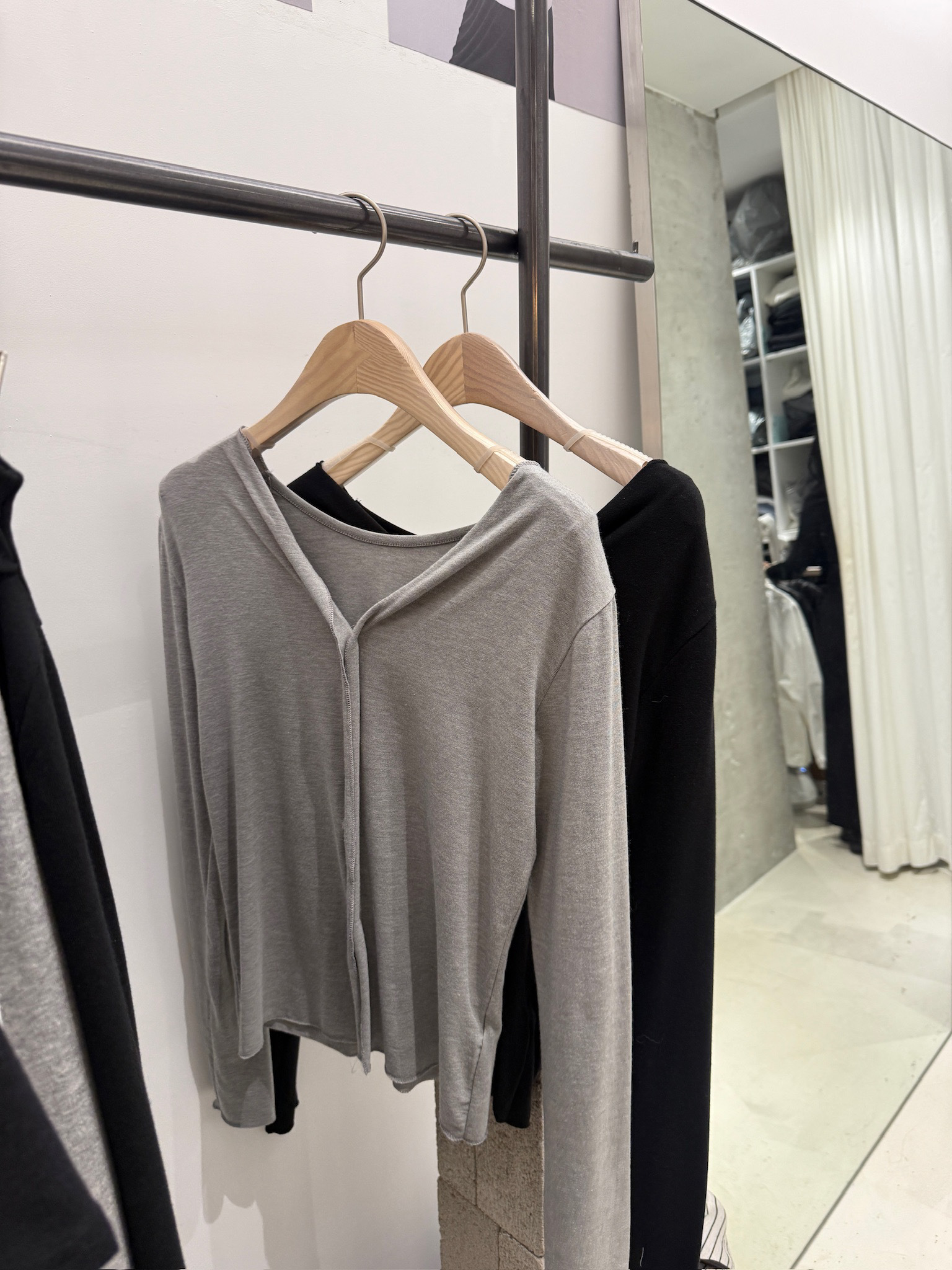 C07-釦子v領捲邊上衣