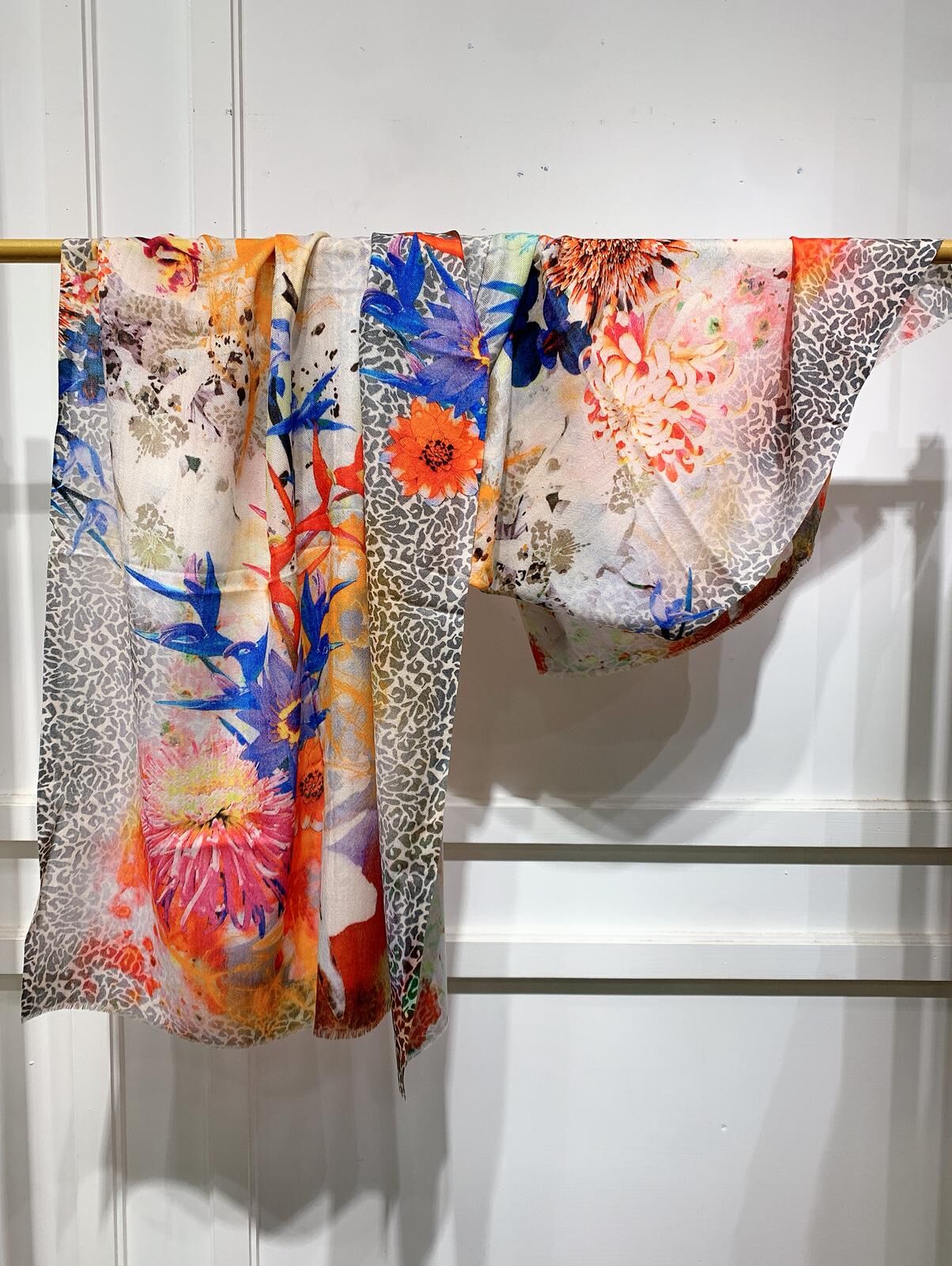 WM096 Scarfesia 彩色花卉絲巾 100% Cahmere