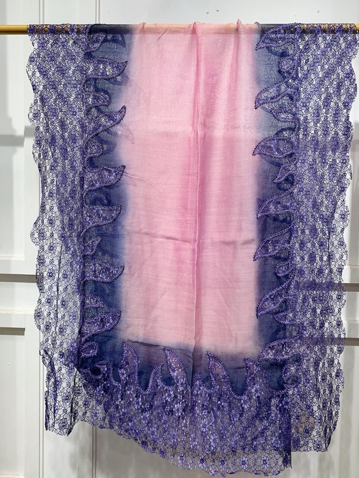 WM085 Scarfesia 粉配紫蕾絲花邊絲巾 75% Wool 25% Silk