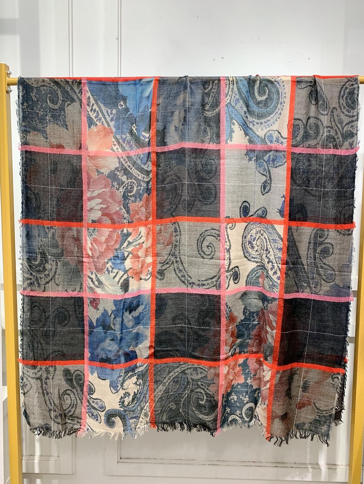 WM078 Scarfesia 藍黑格子圖案絲巾 43% Wool 35% Cotton 19% Acrylic 3% Lurex