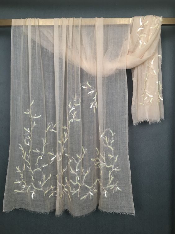 WM070 Scarfesia 淺奶白色配珊瑚圖案絲巾 100% Wool ( Fine Wool