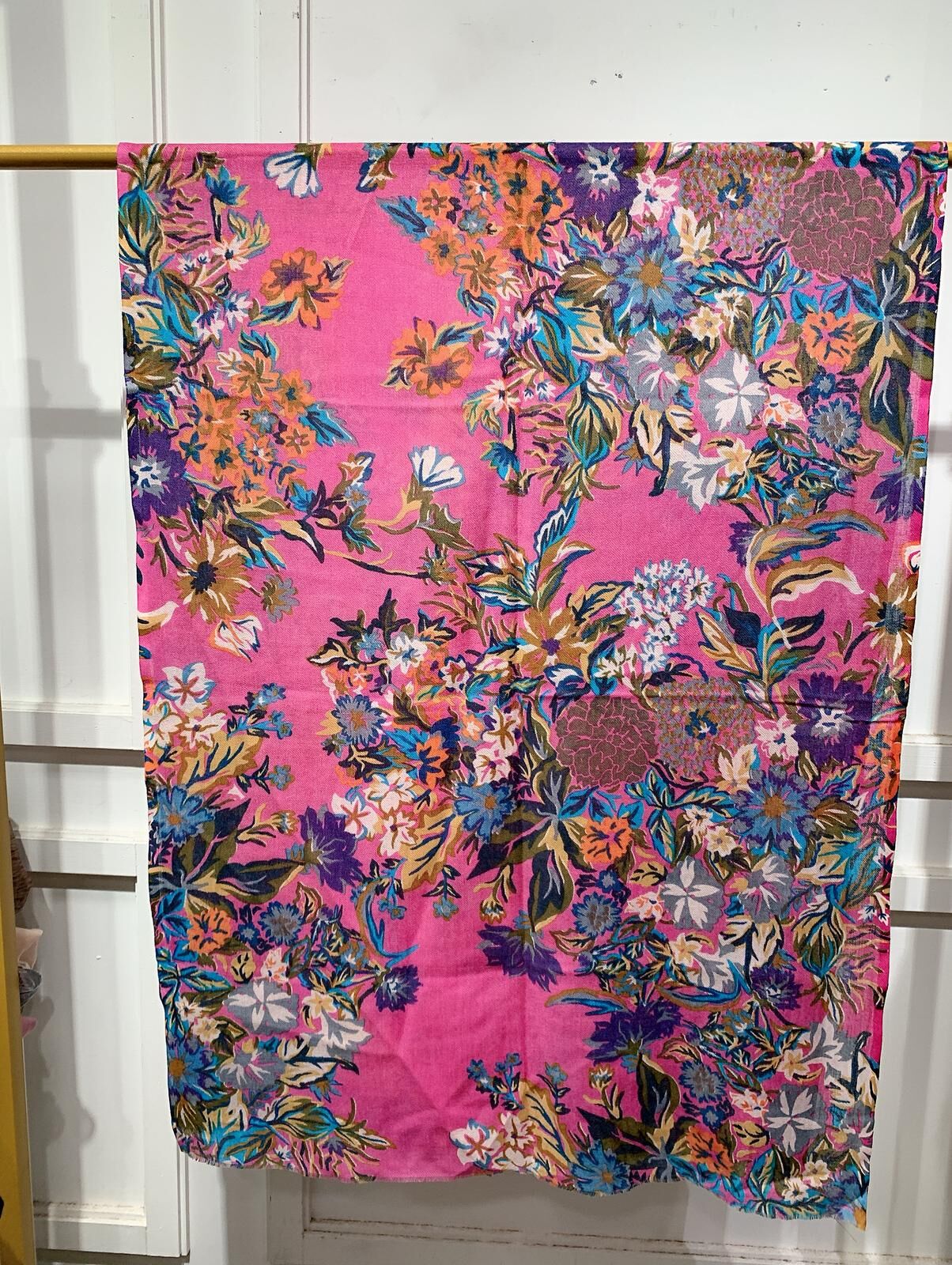 WM063 Scarfesia 桃紅色繁花絲巾 92% Wool 8% Silk