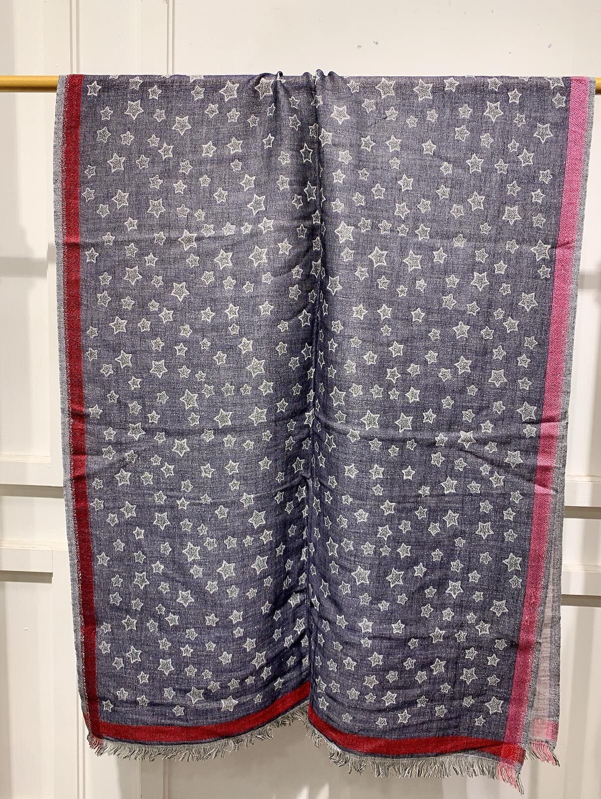 WM062 Scarfesia 紅邊深灰藍色小星星絲巾 43% Wool 35% Cotton 19%Acrylic 3% Lurex