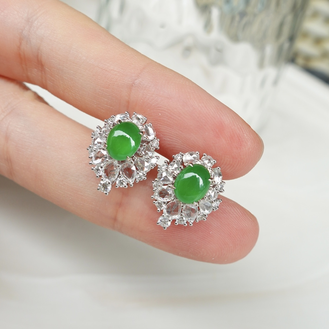 18K金天然帝王綠翡翠鑽石耳釘 - 蛋面