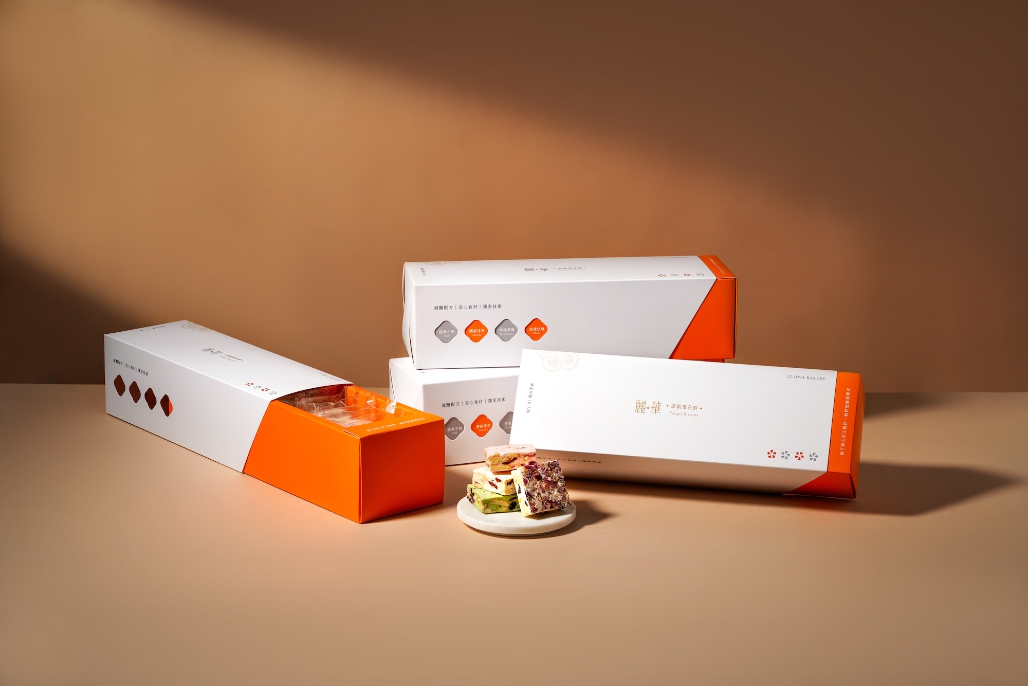 精緻橙色抽屜盒設計,內含多種口味手作雪花餅,企業送禮與節慶伴手禮首選