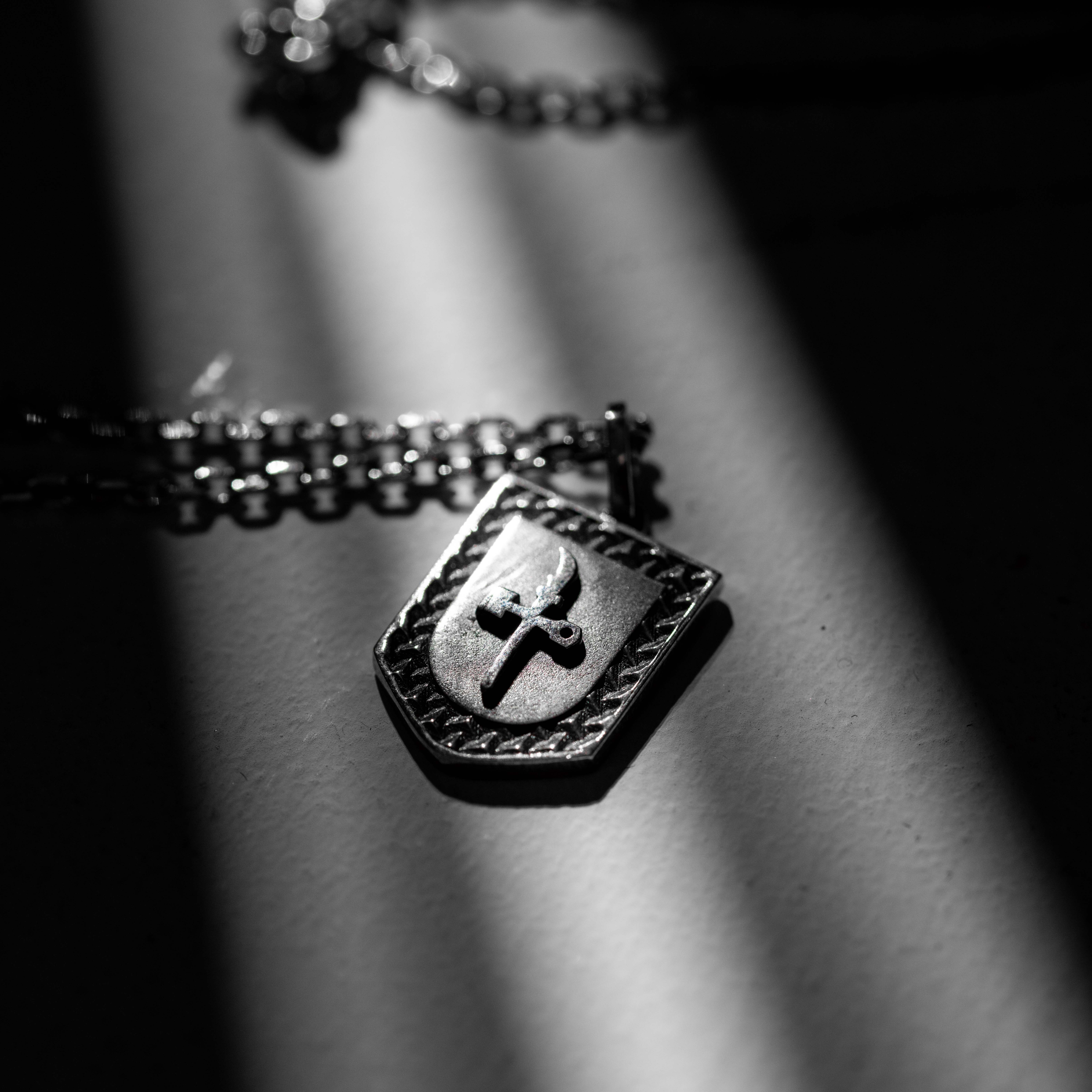 (預購) EMC 盾牌吊墜項鍊