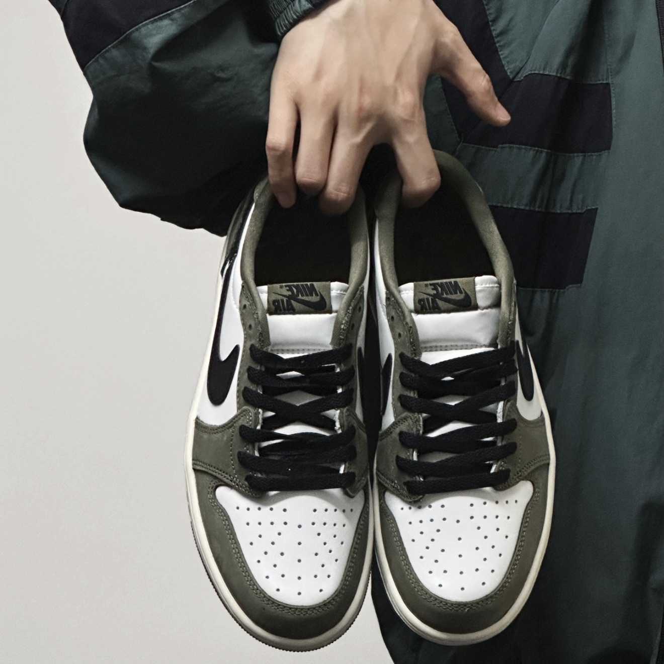 NIKE AIR JORDAN 1 LOW OG 橄欖綠 麂皮 復古 休閒 HQ6998-200