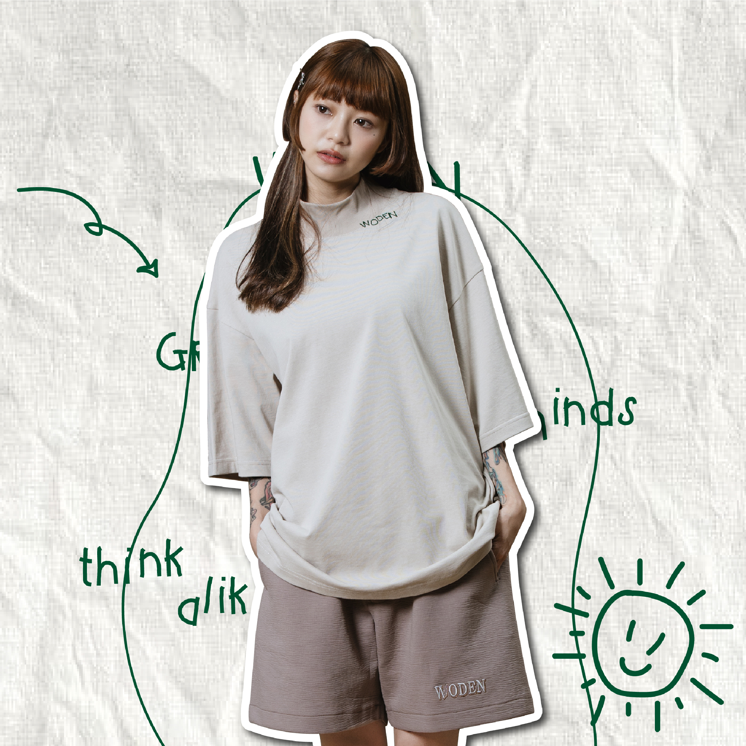 WODEN® Curve Line Turtleneck Tee 手寫文字 高領短Tee