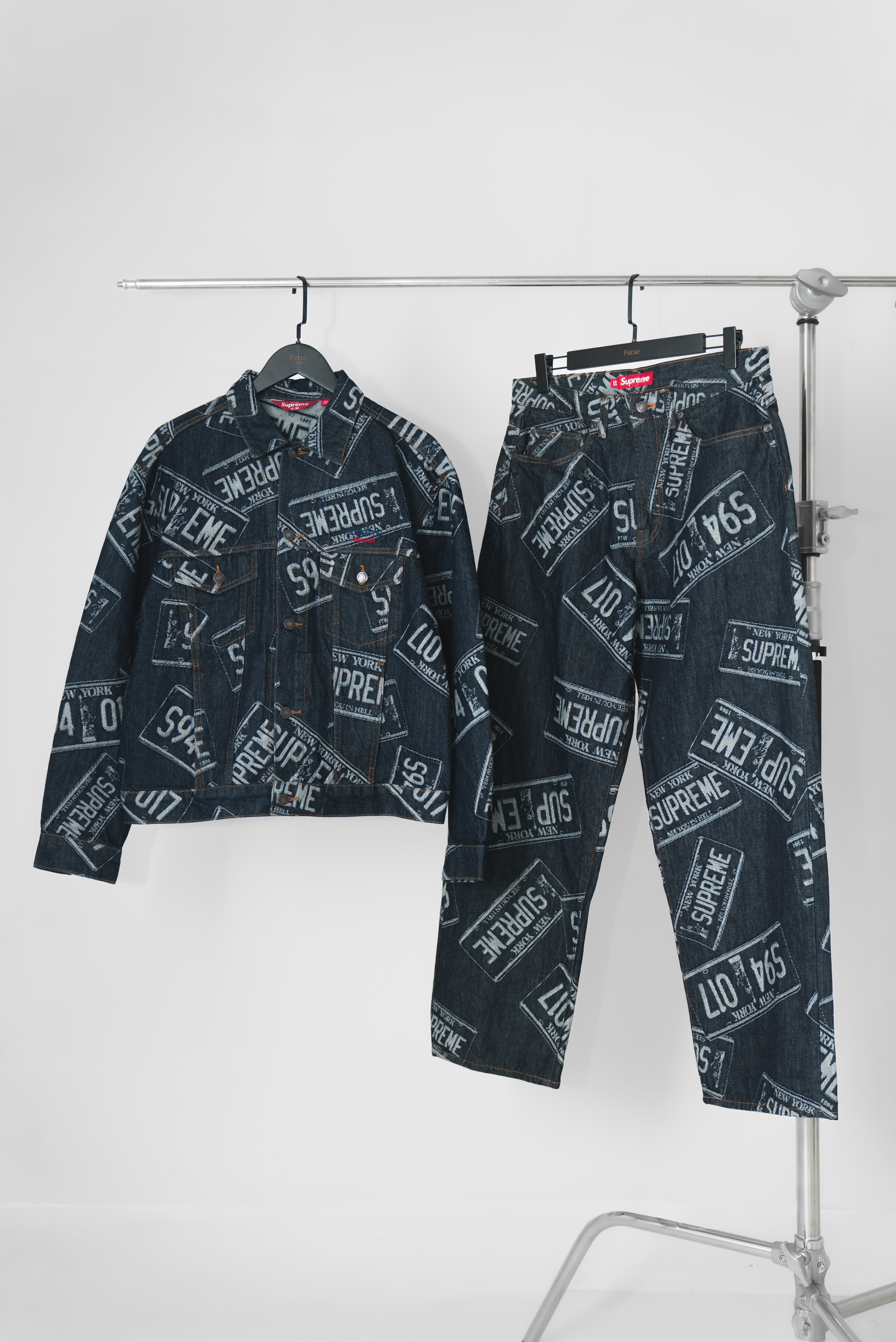 【Focus Store】現貨秒發 Supreme SS26 Week1 Jacquard Denim Trucker Jacket "License Plate" 滿版印花