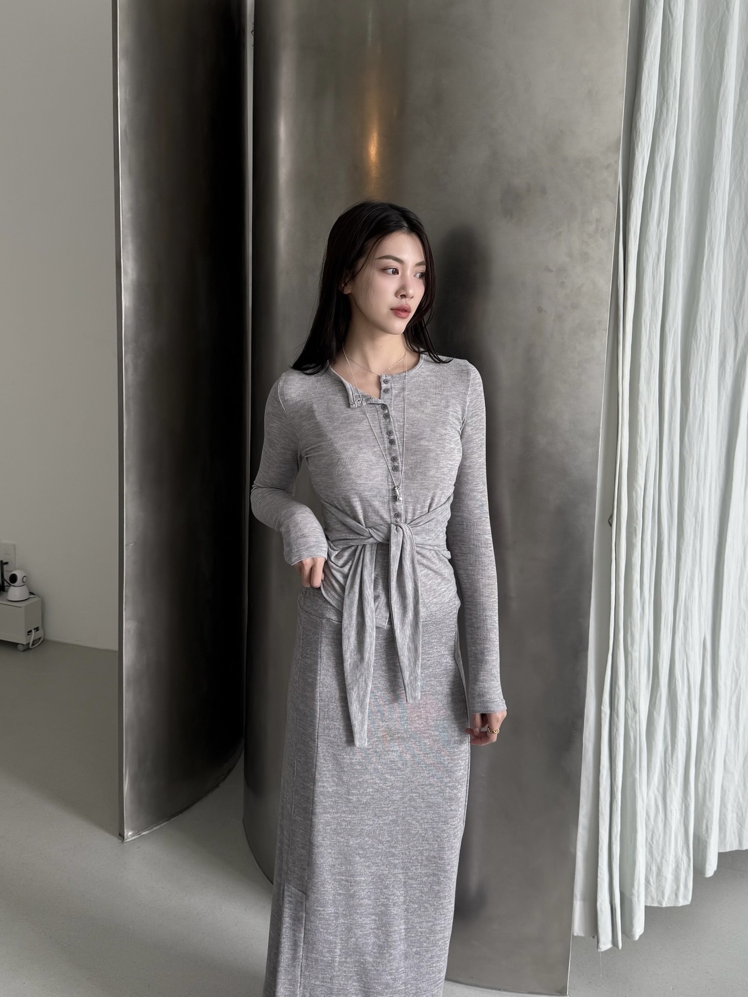 C01-女人味釦子綁帶上衣(白/灰)