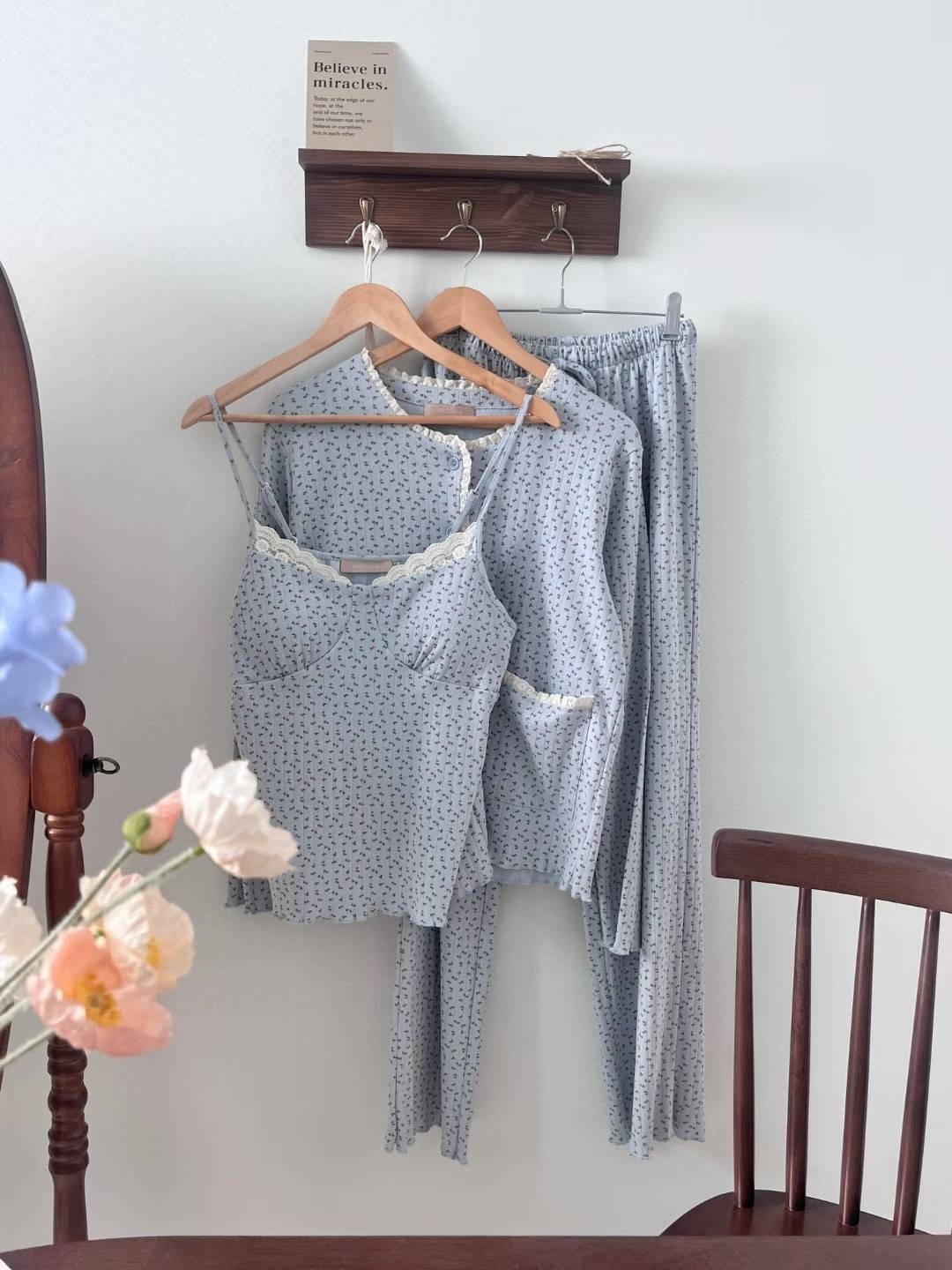 Mar5115 南歐小碎花三件式莫代爾棉睡衣（胸墊背心＋小外套＋長褲）