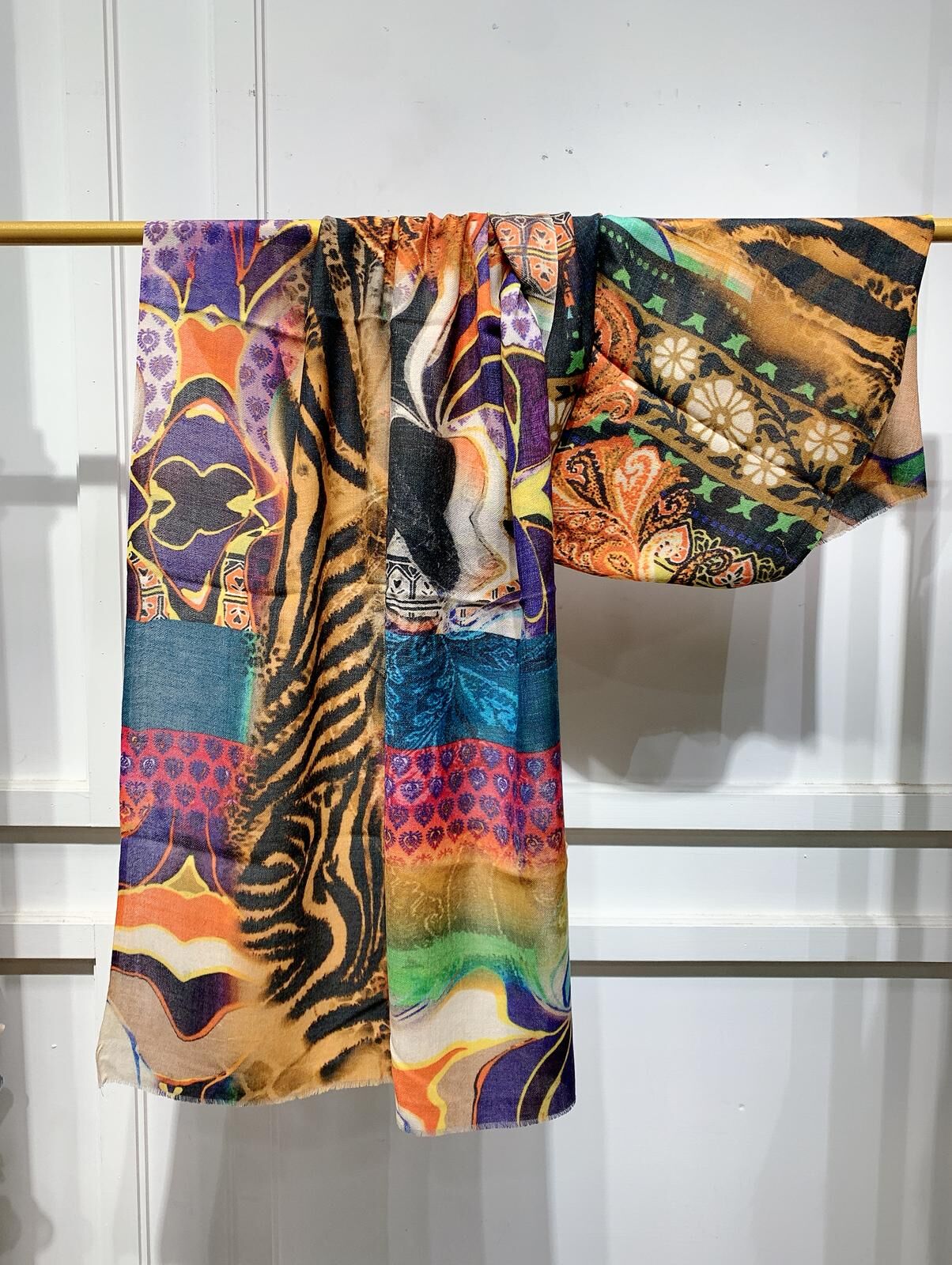 WM050 Scarfesia 彩色滿版圖案絲巾 92% Wool 8% Silk