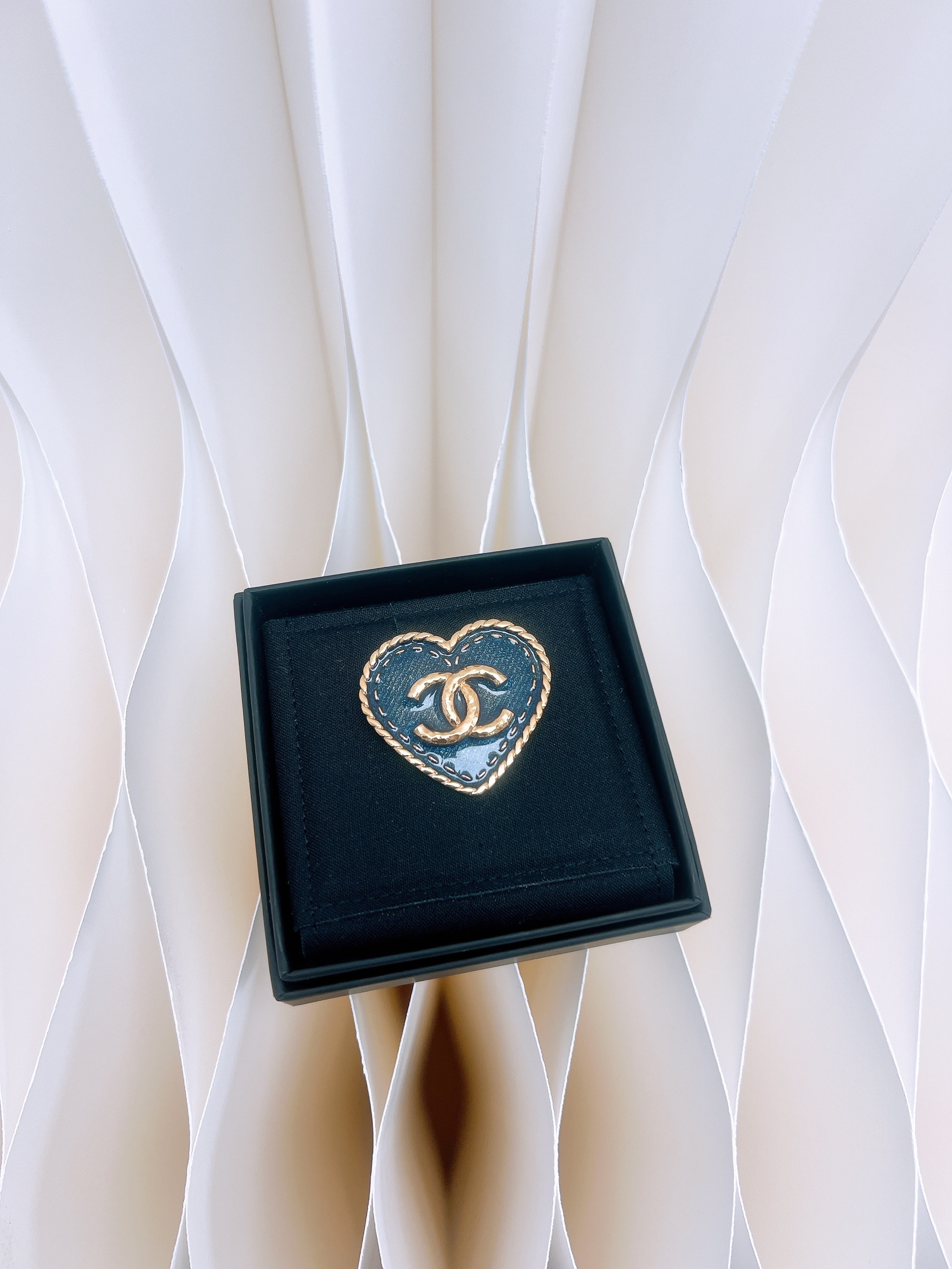 *Unused* Chanel 24p denim heart brooch