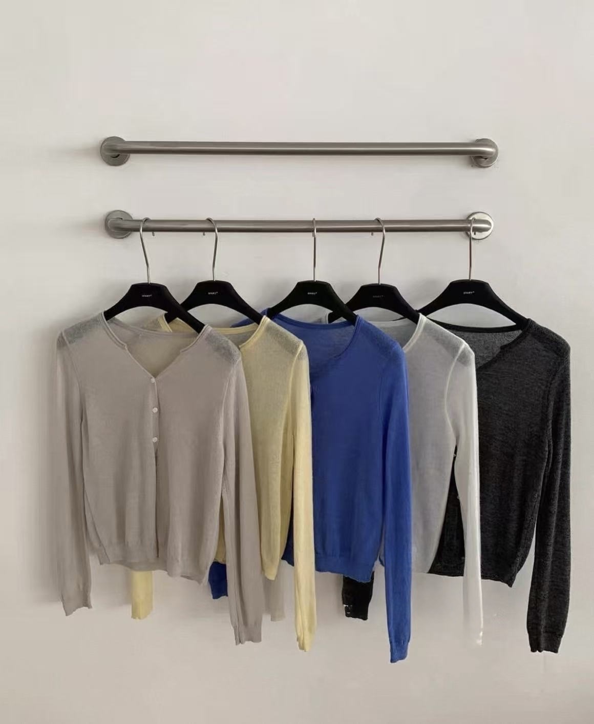 027 輕柔羊毛V領釦衫