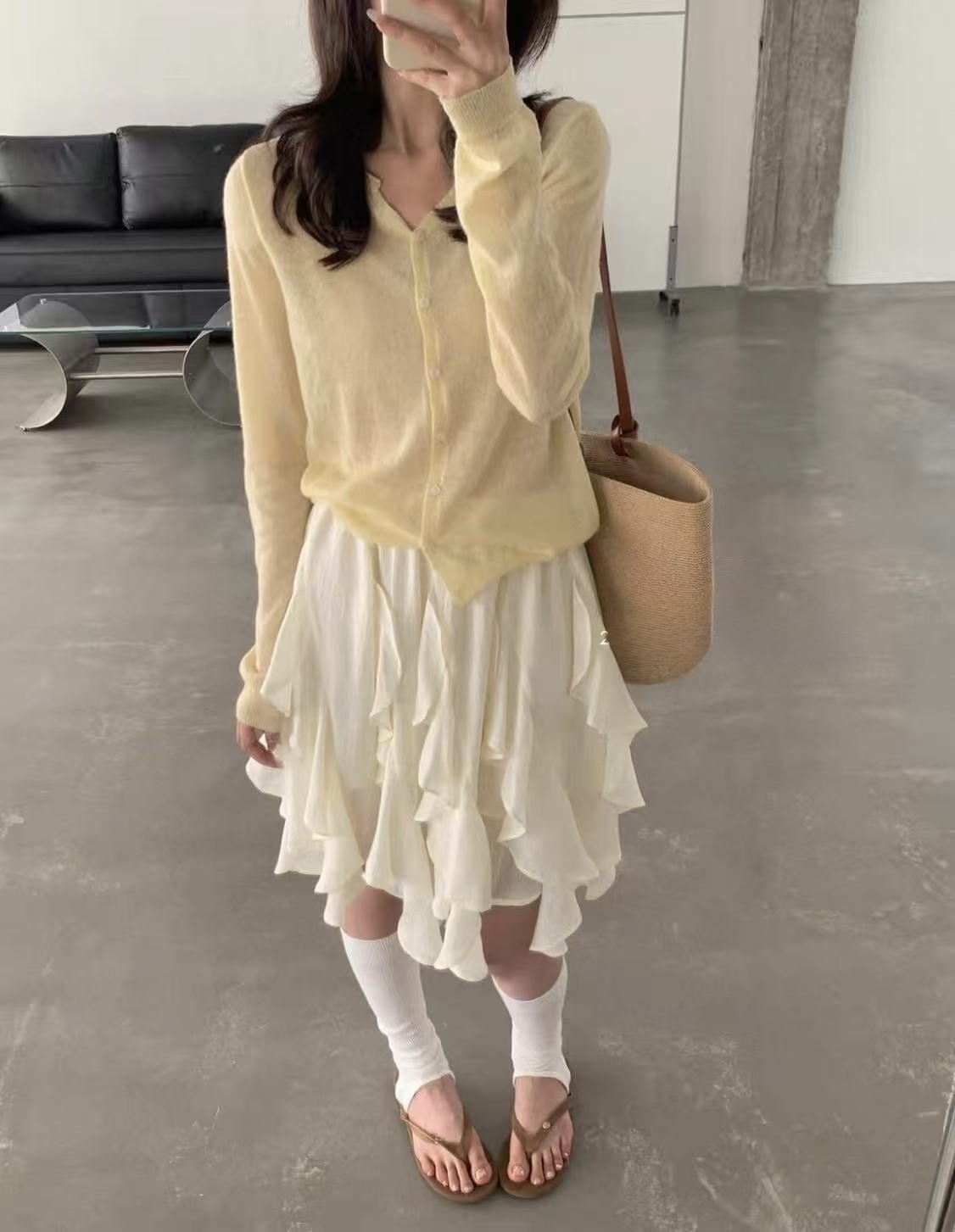 027 輕柔羊毛V領釦衫