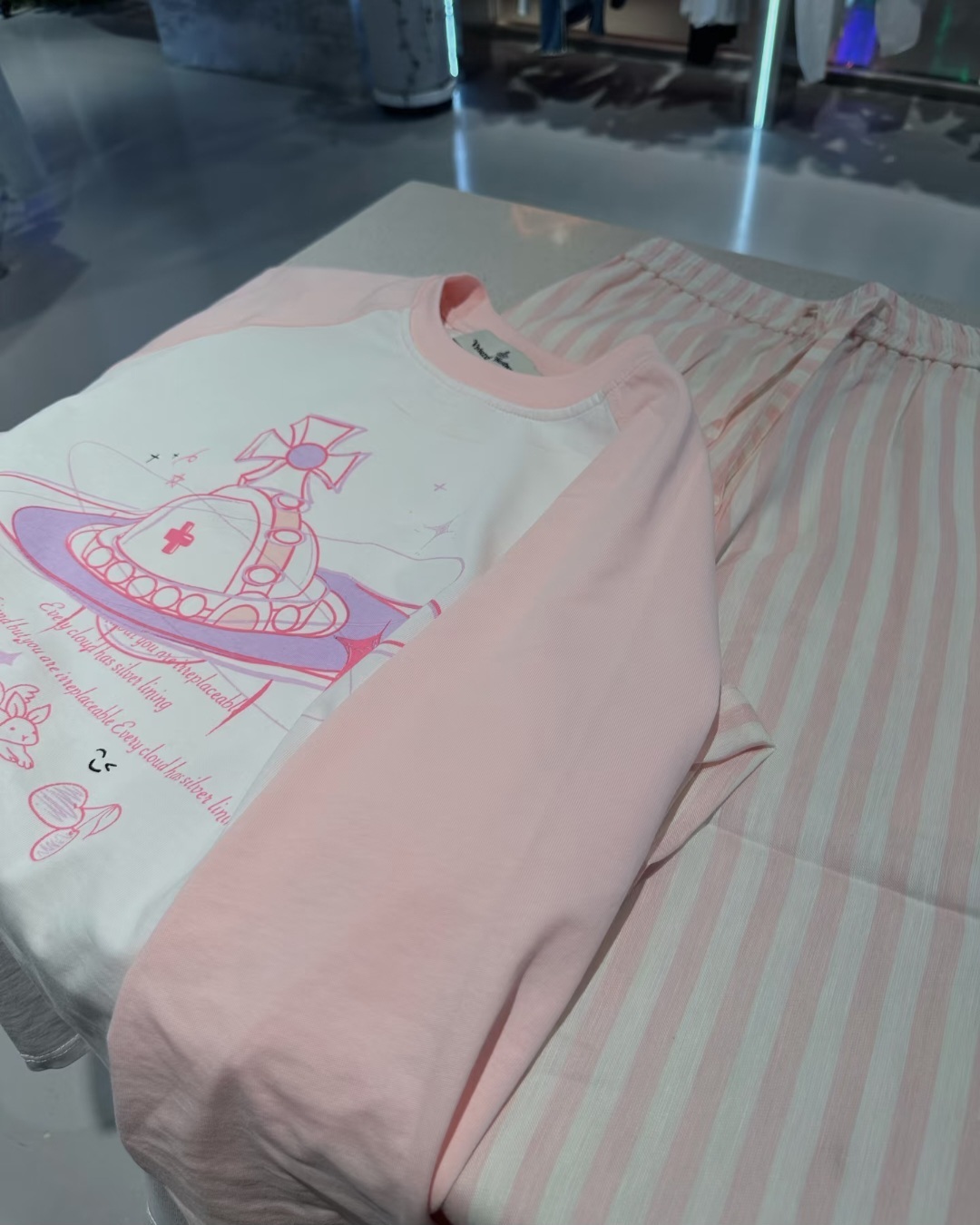 Vivienne Westwood 粉併色 經典彩色圖案 長袖Tee