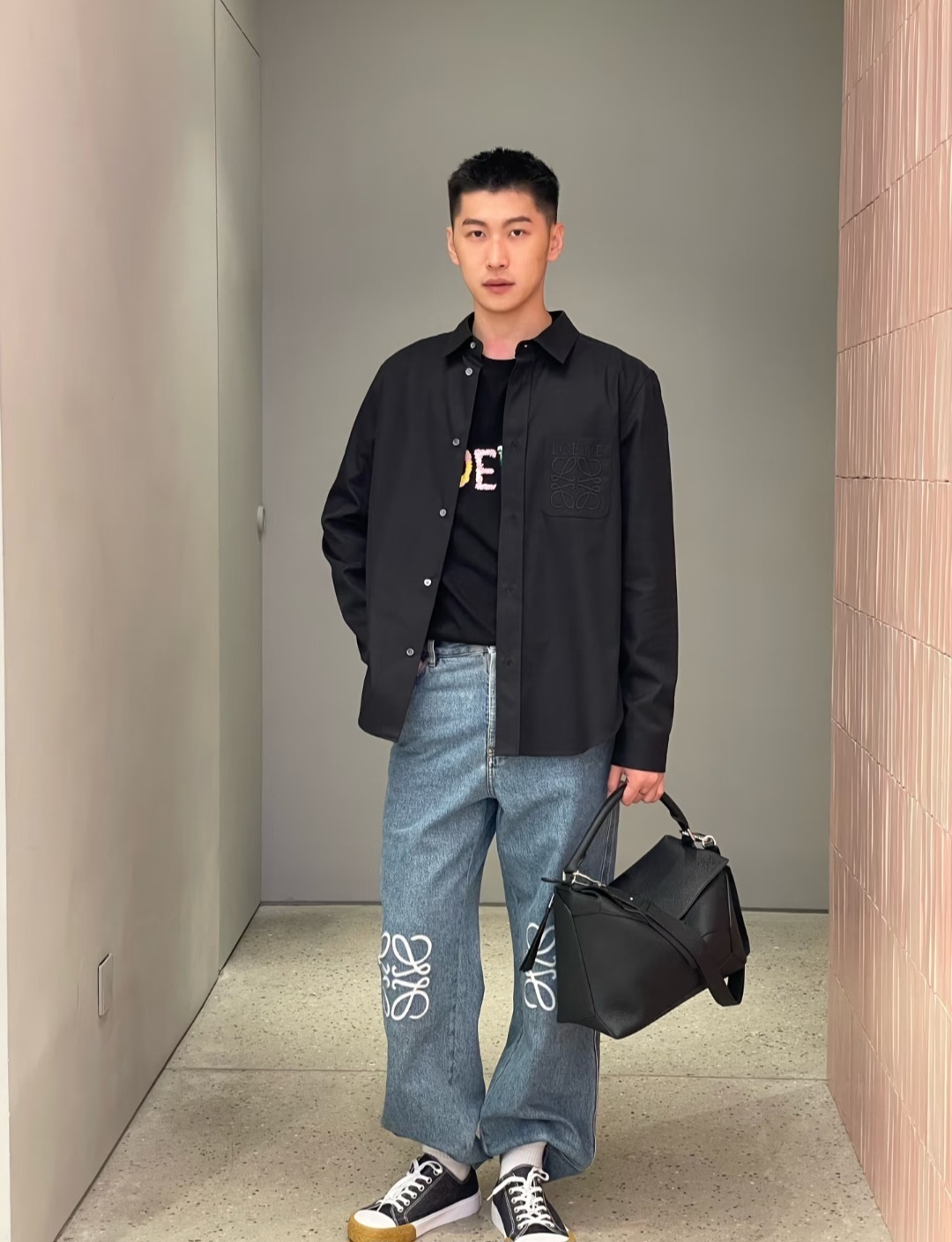 LOEWE 黑色刺繡Logo 口袋 襯衫