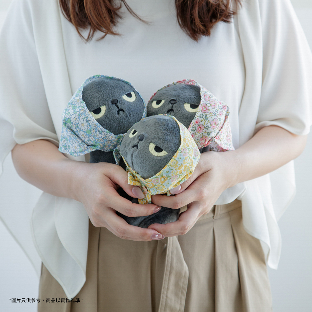 Angry Machiko毛絨公仔  (藍色碎花頭巾)