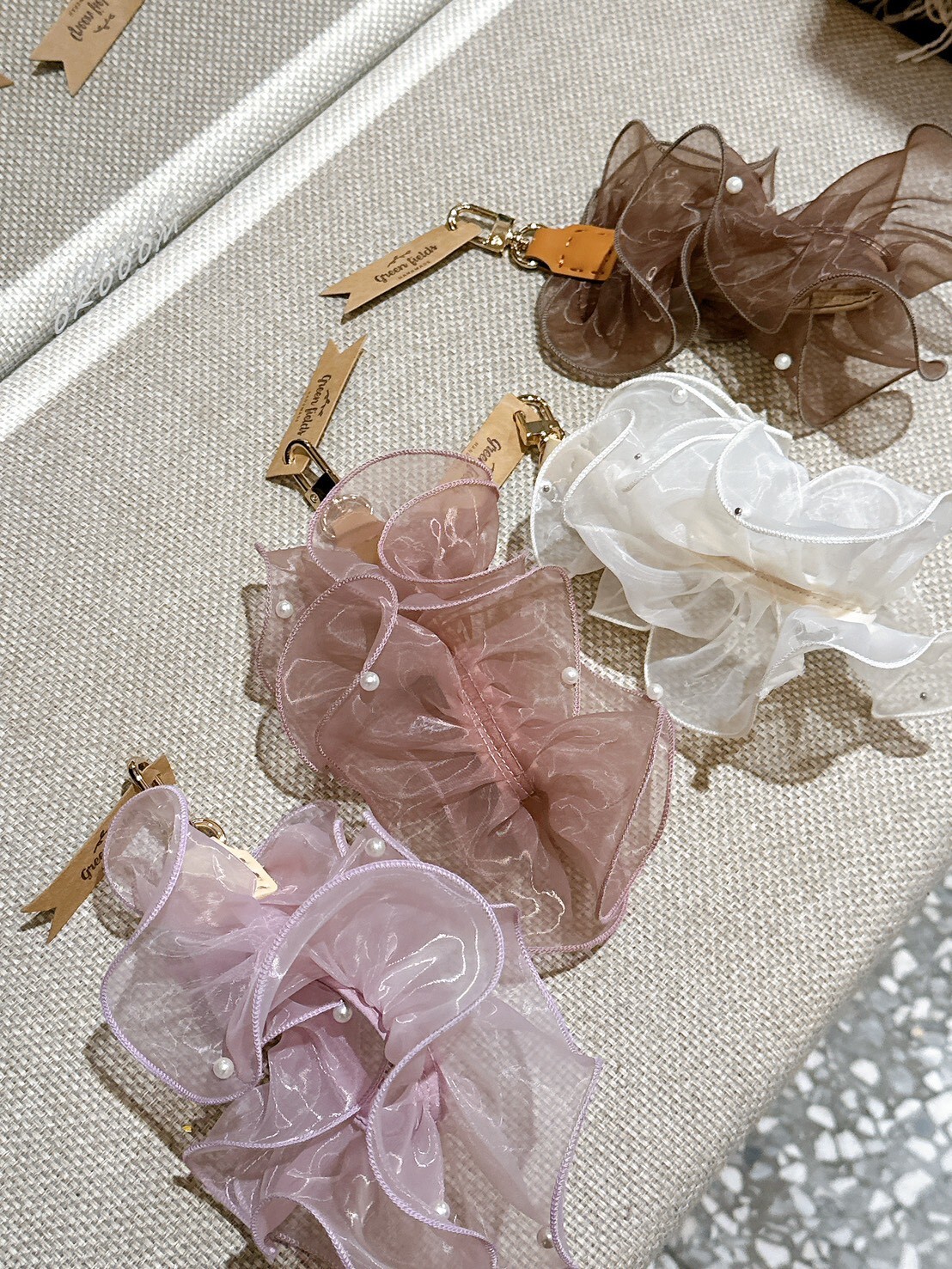 0312限時品牌快閃。透紗波浪珍珠手機掛繩 (四色)