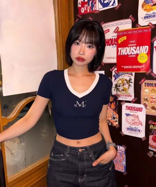 （現貨）韓牌  MUCENT BINDING TRACK LINE 側邊雙線 V領短T  P00000WQ