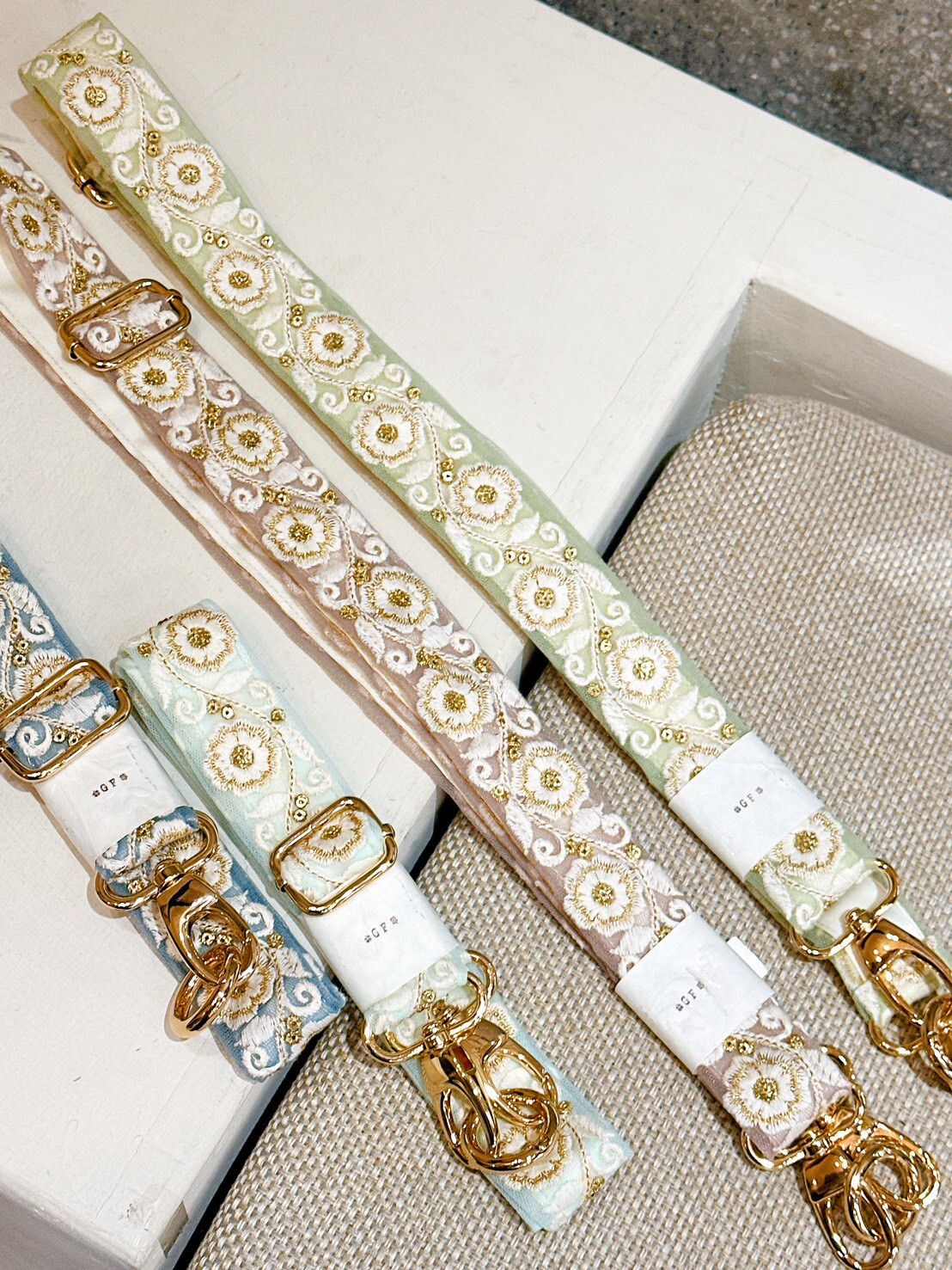 0312限時品牌快閃。刺繡蕾絲花手機背帶 (四色)