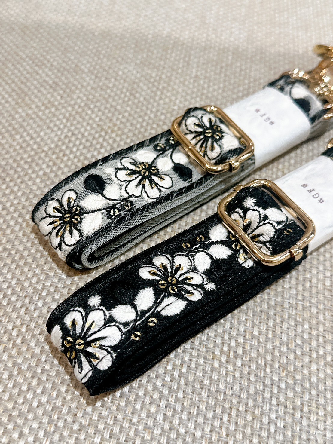 0312限時品牌快閃。撞色刺繡蕾絲花手機背帶 (兩色)