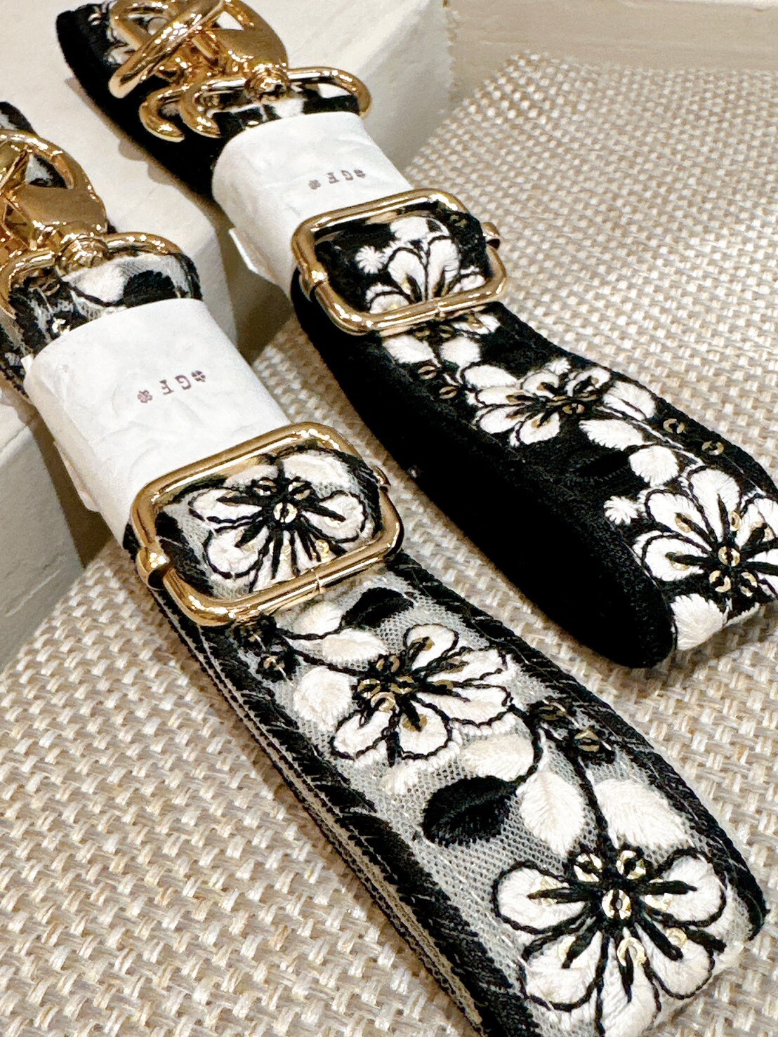 0312限時品牌快閃。撞色刺繡蕾絲花手機背帶 (兩色)