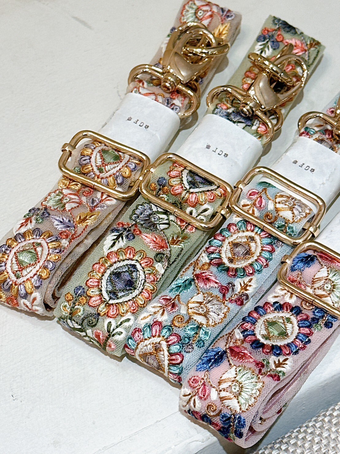 0312限時品牌快閃。彩色刺繡蕾絲花手機背帶 (四色)