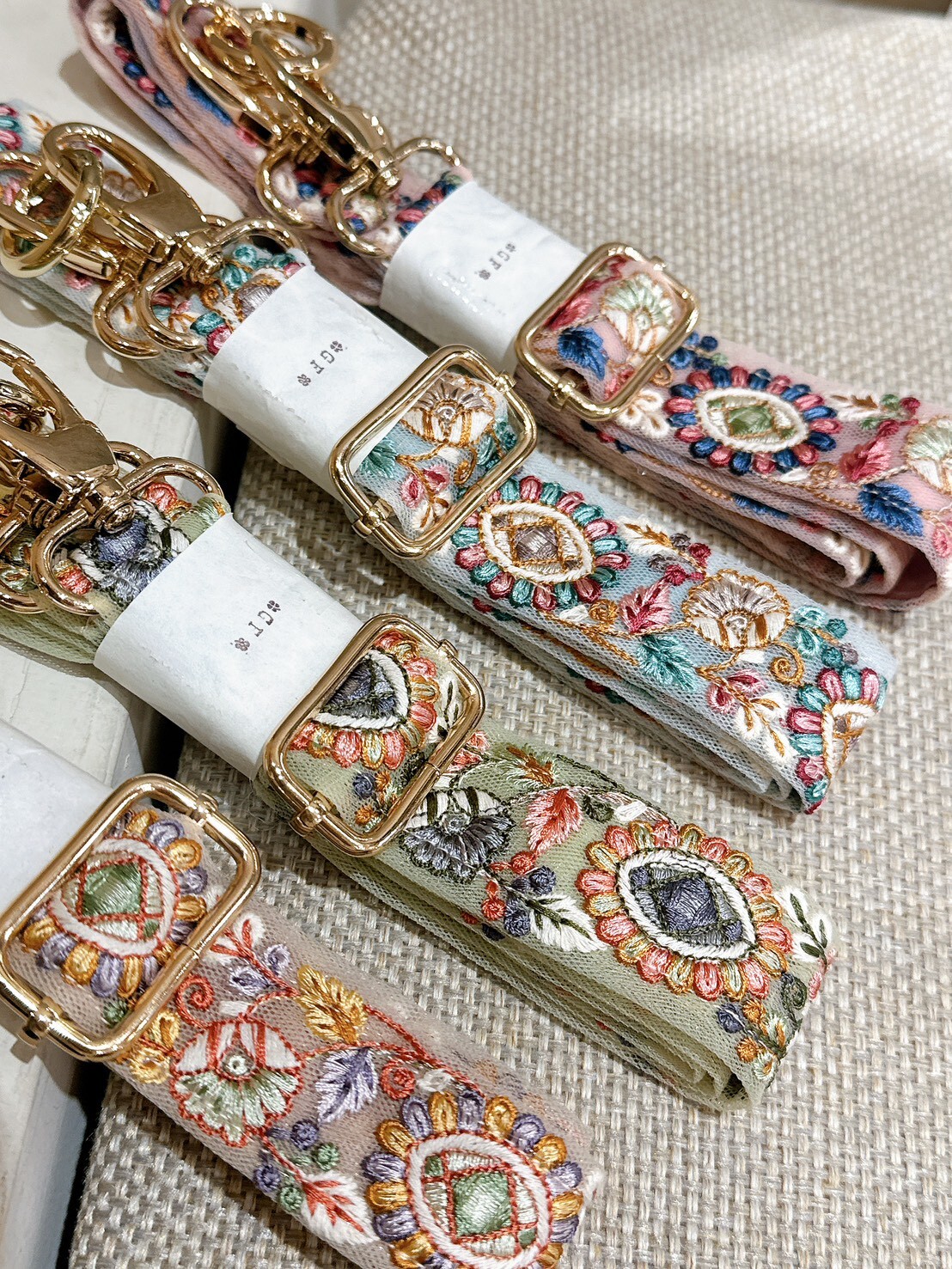 0312限時品牌快閃。彩色刺繡蕾絲花手機背帶 (四色)