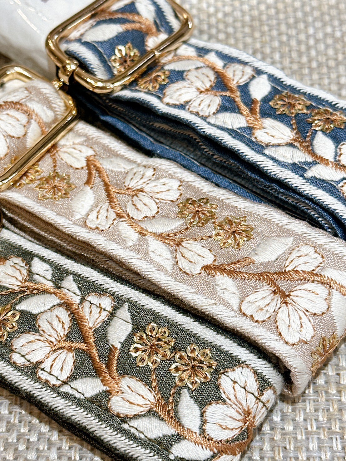 0312限時品牌快閃。刺繡蕾絲枝葉手機背帶 (三色)