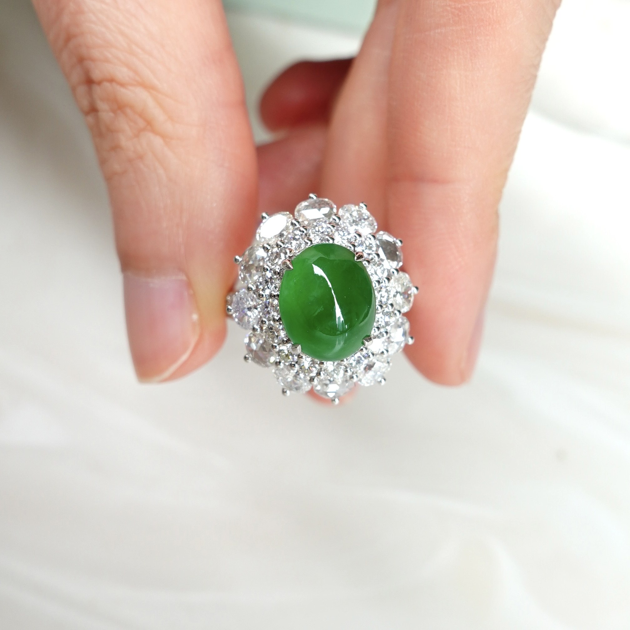 18K金天然帝王綠翡翠鑽石戒指- 蛋面