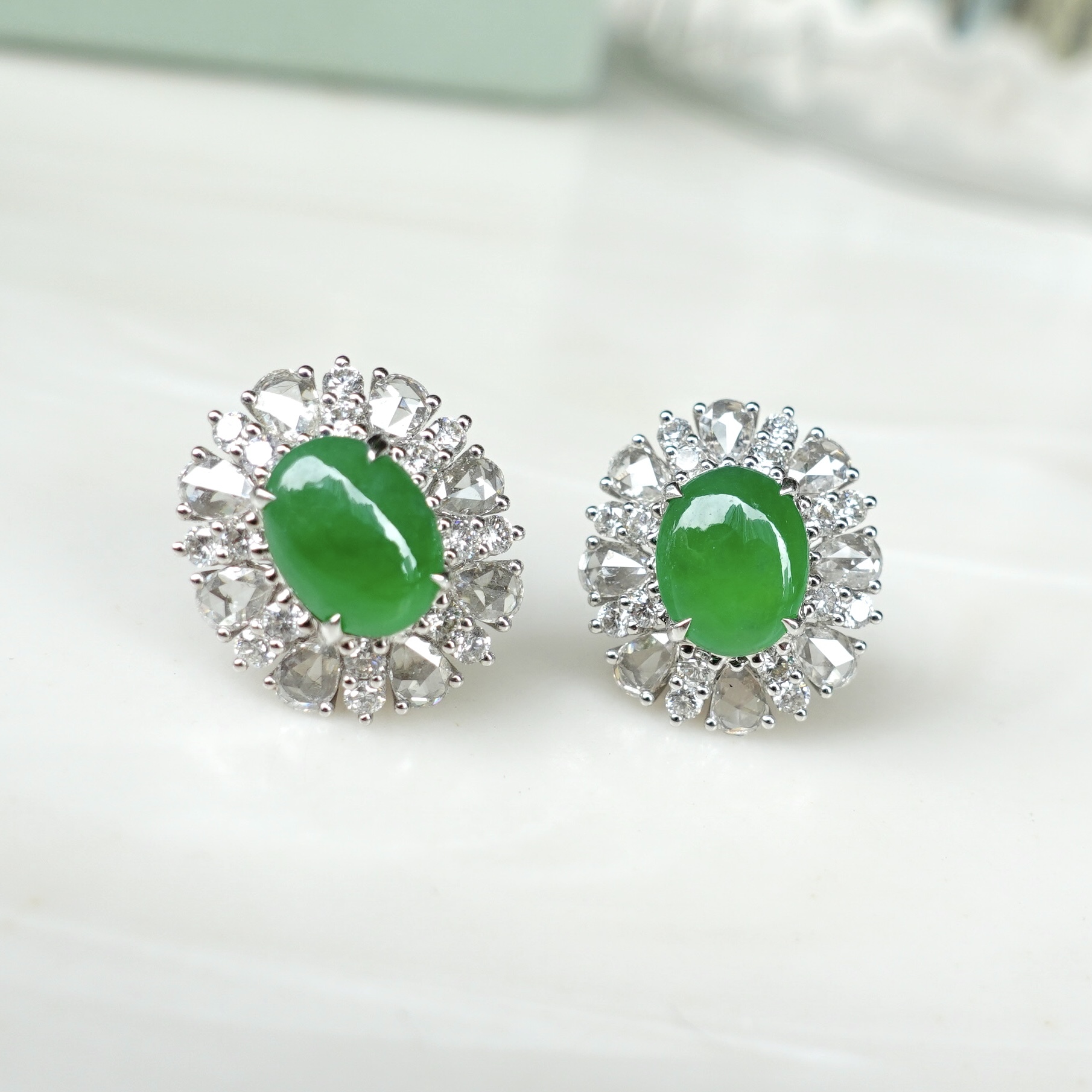 18K金天然帝王綠翡翠鑽石耳釘 - 蛋面